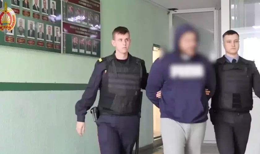 Марокканцев, устроивших драку в #Гомель, выдворяют из Беларуси Трое граждан Марокко, ставшие участниками драки в Гомеле, были помещены в изолятор временного содержания на период разбирательства. По информации карателей, иностранцы привлечены к административной ответственности за нарушение общественного порядка. Принято решение о их выдворении из страны. «Процедуры публичных высылок проведены по местам учебы, а также в территориальном подразделении милиции. В ближайшее время они покинут Беларусь», — сообщили каратели.