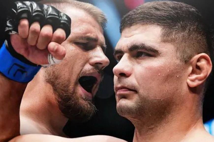 Во Флориде США завершился турнир PFL World Tournament 10 2025 Finals где в главном событии подрались сильнейшие на данный момент участники сезонного гран при в тяжелом весе Олег Попов и Александр Романов Представители России и Молдовы прошли две стадии перед решающим моментом а на кону в противостоянии помимо пояса стоял чек в 500 тысяч долларов Бой продлился всю дистанцию и получился упорным По итогу победа раздельным решением досталась Попову который был конкретнее в большинстве эпизодов и это кажется справедливым Олег Попов сумел поквитаться с Романовым за своего одноклубника Молдавского а заодно закрыл прошлогоднюю неудачу Попову отошел пояс победителя гран при PFL и чек в 500 тысяч долларов