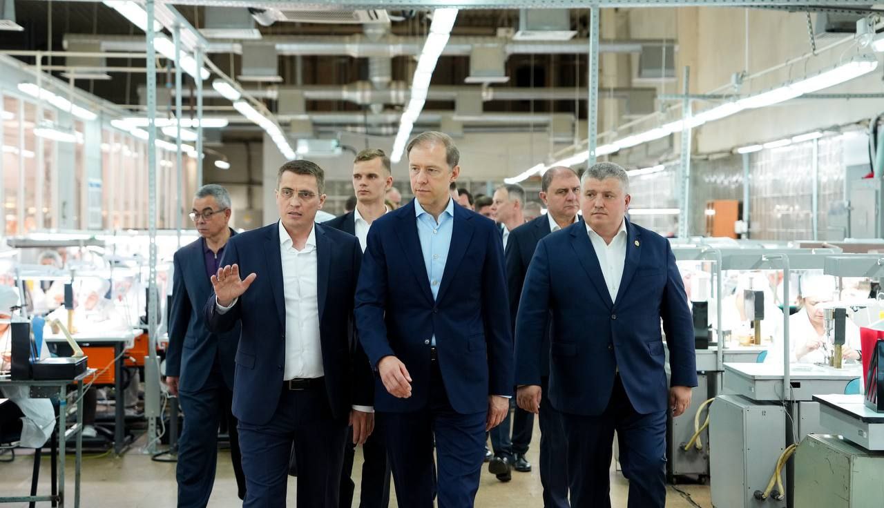 Первый вице-премьер РФ Денис Мантуров совместно с врио губернатора Новгородской области Александром Дроновым посетил одну из площадок производства оптоволоконных дронов «Князь Вандал Новгородский». На сегодняшний день это самый результативный в мире FPV-дрон по соотношению стоимость / эффективность применения. За время применения в зоне СВО дрон «КВН» уничтожил технику противника на сумму, превышающую 2 млрд долларов. Выпуск беспилотников на оптоволокне в России растет, и сегодня отечественные предприятия могут производить сотни тысяч подобных дронов в месяц, полностью удовлетворяя любые потребности Вооруженных сил России