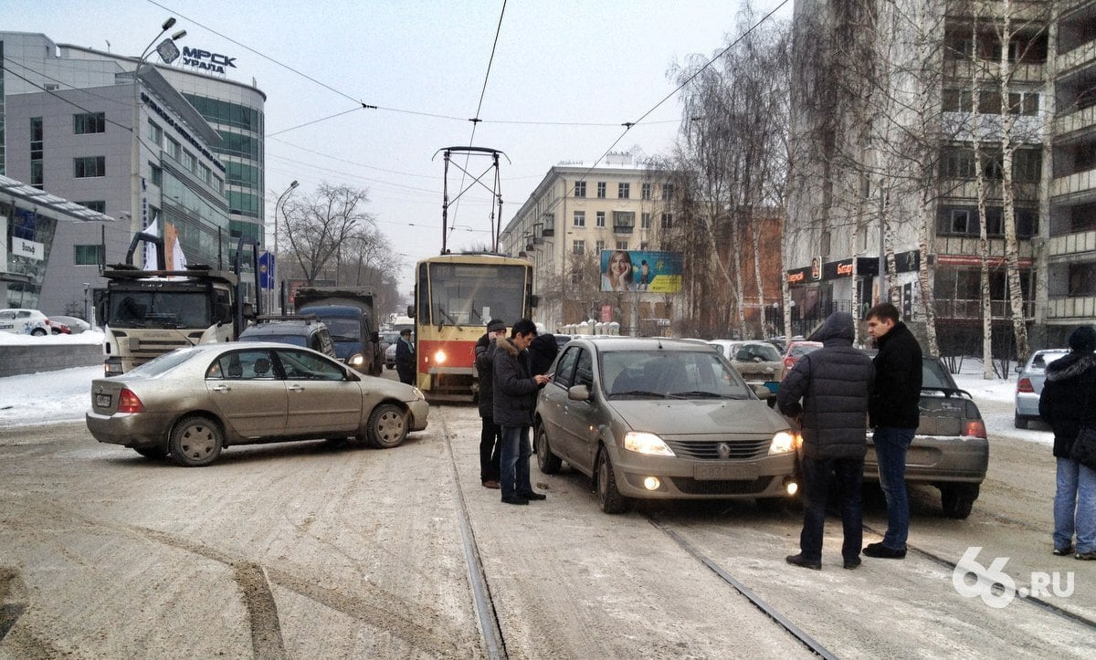 Аварии в Екатеринбурге чаще всего происходят на дороге Объездная-Амундсена. Перекресток не могут «победить» годами  «Как только мы его не реорганизовали: и выделили отдельные секции светофора, и фотофиксацию нарушений при выезде на перекресток установили, но до сих пор этот участок у нас остается самым пиковым по ДТП», — рассказал начальник отделения ДПС в полиции Екатеринбурга Антон Попов.  Другие опасные дороги он не назвал, но отметил районы. Самым аварийным стал Чкаловский. Там за пять лет произошло 1 106 ДТП, в которых погибли 74 человек. На втором месте оказался Октябрьский район. Здесь за аналогичный период случились 793 аварии с 80 погибшими.    Новости из Екатеринбурга