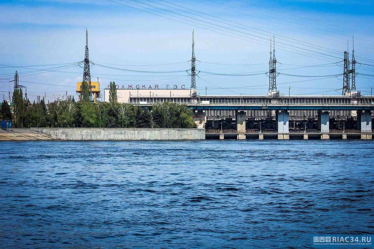 Режим работы Волжской ГЭС не изменится до 10 октября В августе приток воды в бассейне Волги составил 91 нормы Примерно такой же ожидается и в сентябре А значит получится сохранить такой сброс воды который необходим для работы судоходства для сельского хозяйства рыболовства и решения бытовых нужд жителей региона в сентябре начале октября Сброс воды Волжской ГЭС до 10 октября будет в пределах текущего уровня от 5 100 до 5 500 кубометров в секунду
