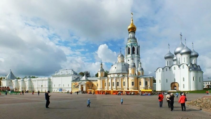 В Вологде начинается реконструкция Кремлевской площади. На первом этапе с мая по июнь здесь заменят старые подземные инженерные коммуникаци. Работы будут идти при поддержке компании «ФосАгро» по плану подготовки областной столице к 880-летию. Договоренность о проведения работ при поддержке череповецкого химического холдинга была достигнута во время «Дней Вологодской области в Китае». «В этом году совместно с компанией «ФосАгро», нашим стратегическим партнером, реконструируем и благоустроим сердце областной столицы – площадь Вологодского Кремля. Это пример эффективного и справедливого государственно-частного партнерства, когда бизнес осознает свою социальную ответственность. Ценим честность, надежность и ответственный подход к поддержке наших инициатив по развитию Вологодской области», – комментирует губернатор Вологодской области Георгий Филимонов.