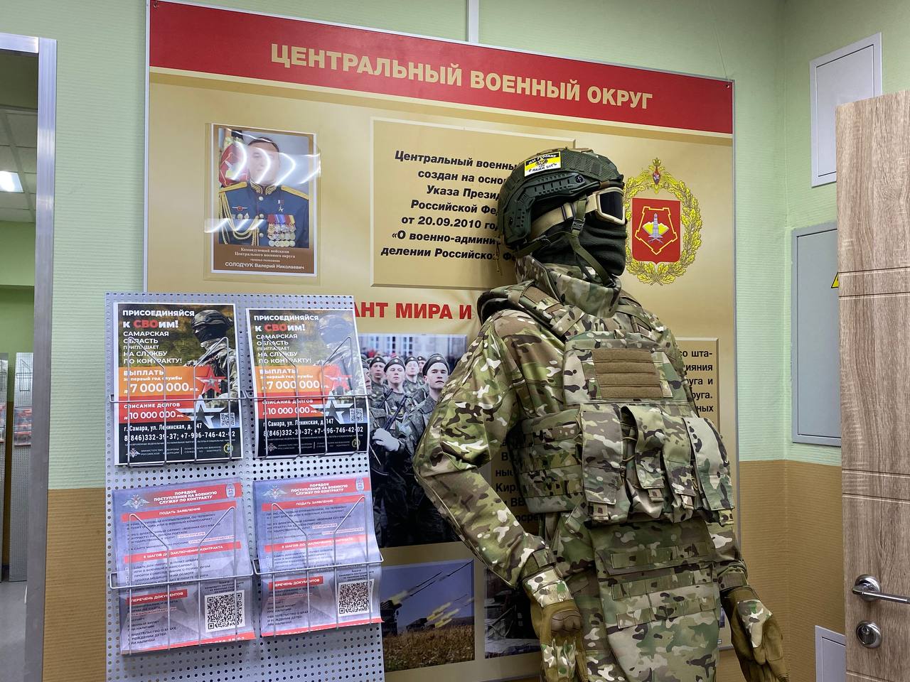 Единовременная выплата в 100 тысяч рублей и возможность защищать свой регион без выезда в зону СВО жителей Самарской области приглашают вступить в мобилизационный резерв В Самарской области формируется мобилизационный резерв для защиты критически важной инфраструктуры региона Участники резерва проходят обучение и сборы продолжительностью до 2 месяцев с сохранением постоянного места работы и заработной платы На период сборов резервистам обеспечивается бесплатное трехразовое питание обмундирование медобслуживание бесплатный проезд к месту проведения сборов и обратно денежная компенсация за наем жилья Кроме того для заключивших контракт о пребывании в мобилизационном людском резерве в Самарской области предусмотрена единовременная выплата в размере 100 тысяч рублей Требования к кандидатам в состав мобилизационного людского резерва По здоровью быть годными к военной службе категория А Б и В пройти психологический отбор По возрасту до 52 лет для прапорщиков сержантов и солдат до 57 лет для младших офицеров до 62 лет для старших офицеров По образованию минимум 9 классов не ниже основного общего Резервисты будут проходить службу в своем регионе и не подлежат отправке в зону СВО или заграницу Спектр их задач не ограничивается подавлением БПЛА Резервисты также могут привлекаться к противодиверсионным мероприятиям или патрулировать местность прилегающую к объектам критической инфраструктуры сообщили в военном комиссариате Самарской области Подробности по телефону 8 800 2019 117 ГТРК Самара MAX lВК lОК lСАЙТ