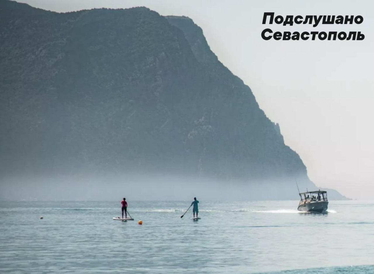 Почему море в Крыму холодное?  Причины РИА Новости Крым объяснил завкафедрой географии и геоморфологии КФУ имени Вернадского Борис Вахрушев.  По его словам, на температуру моря влияют несколько факторов:    Береговые течения, которые приносят менее прогретую  а бывает и более теплую  воду из других регионов;    Апвеллинг – это поднятие холодных глубинных вод в акватории Черного моря к побережью  кстати, на глубине около 200 метров температура воды осенью и зимой составляет всего +8 градусов ;     Явление "Очки Книповича" – это два огромных замкнутых круговорота в схеме течений Черного моря с длиной волны 350-400 км.  Фото: РИА Новости Крым   Подслушано Севастополь
