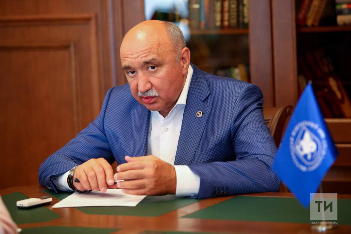 В Москве суд приговорил экс-ректора КФУ Ильшата Гафурова к 22 годам лишения свободы Савеловский суд Москвы вынес приговор экс-ректору КФУ Ильшату Гафурову. Его признали виновным и назначили наказание в виде 22 лет колонии строгого режима. Об этом «Татар-информу» сообщили в суде. «Назначить наказание по эпизоду подстрекательства к приготовлению убийства 8 лет лишения свободы, по эпизоду подстрекательства к убийству 18 лет. По совокупности назначить наказание в виде 22 лет колонии строгого режима», – сказала судья. При этом суд постановил взыскать по 20 млн. рублей морального вреда в по трем гражданским искам. Ильшат Гафуров не раз заявлял, что не причастен к тому, в чем его обвиняют и просил суд вынести оправдательный вердикт. Подпишитесь: