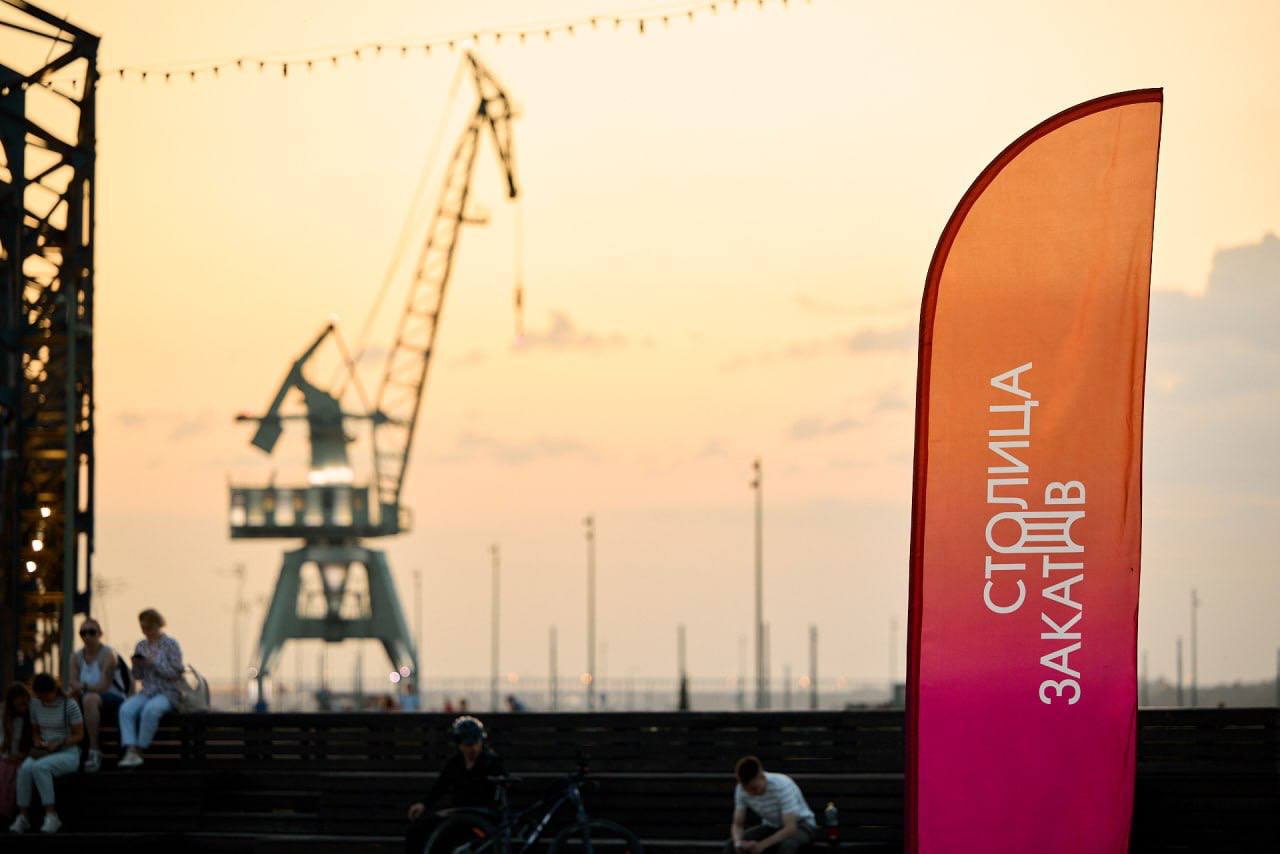 Столица закатов теперь официально Нижегородский губернатор Глеб Никитин сообщил что Роспатент закрепил за Нижним Новгородом туристические бренды Столица закатов и 100 настоящая Россия Столица закатов в случае Нижнего Новгорода это не только красивые виды но и большой ежегодный музыкальный фестиваль всё лето по пятницам и в выходные дни на закате на самых красивых видовых местах в Нижнем Новгороде выступают музыканты самых разных направлений от фолка до классической музыки Ну а 100 настоящая Россия это общий туристический бренд города Подписывайтесь на нас в MAX