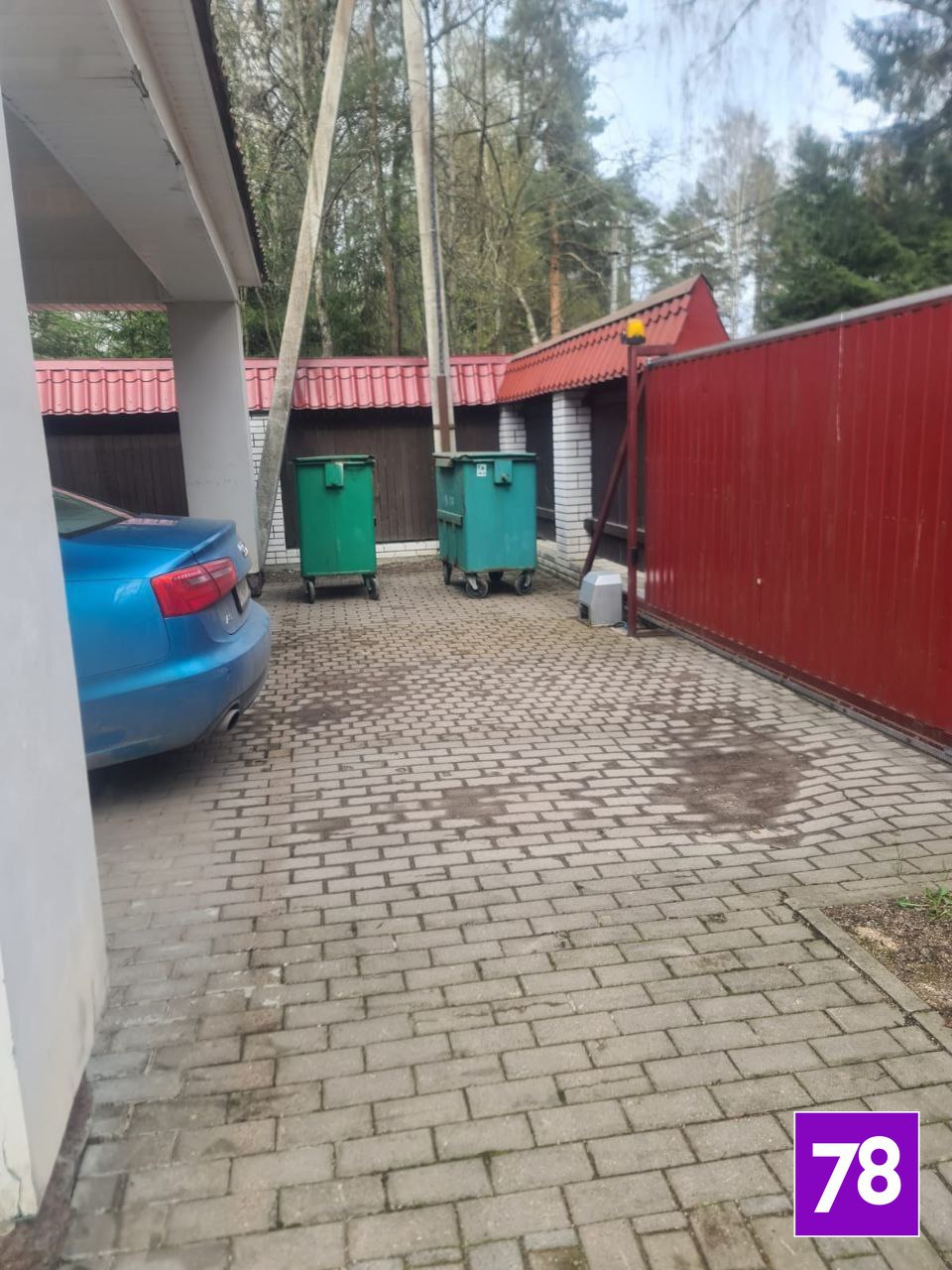 Постоялица пансионата для престарелых в Ленобласти скончалась от асфиксии — её слишком плотно пристегнули фиксирующим жилетом Во Всеволожском районе ЛО возбудили уголовное дело о причинении смерти по неосторожности. Подозреваемая — 44-летняя сотрудница пансионата «Добрые сердцем», которая ухаживала за престарелыми и инвалидами. Инцидент произошёл 1 мая. По данным следствия, сотрудница не умела пользоваться медицинским фиксирующим жилетом, но всё же самостоятельно надела его на 93-летнюю женщину, чтобы та не упала с кровати. После этого работница отошла, бабушка осталась без присмотра. Через некоторое время постоялица скончалась из-за того, что жилет плотно прилегал к шее. Об этом сообщили в пресс-службе СК Ленобласти. Следователи продолжают выяснять обстоятельства и причины произошедшего. Прокуратура проводит проверку. прокуратура Ленобласти Подписаться Прислать новость