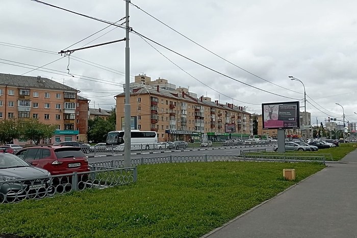 Масштабная авария на электросетях произошла в Екатеринбурге Уралмаш и Эльмаш остались в субботу днем без электричества из за крупной аварии на электросетях Из за отсутствия электроэнергии закрылись магазины без света остался в том числе ТРЦ Veer Mall Не работают светофоры на дорогах уже начали скапливаться пробки сообщает URA RU Также перестали курсировать трамваи 333 маршрута Екатеринбург Верхняя Пышма Сегодня в результате несанкционированных действий строительной организации произошло повреждение линии электропередачи 110 кВ uralweb ru