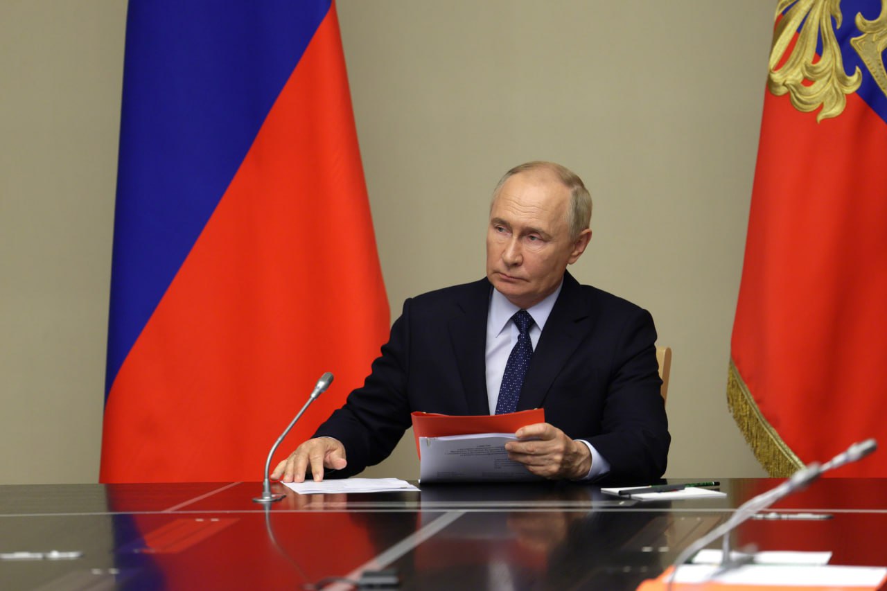 Путин рассказал журналисту ВГТРК Зарубину, почему 25 лет назад в разговоре с Ельциным он заявил, что не готов быть главой государства: "Для меня, во-первых, это было неожиданно, а во-вторых, пожалуй, да, не хотел, потому что считал, что не готов. Много было очень острых, сиюминутных и в то же время жизненно важных вопросов для страны. <...> И думал о том, удастся ли это сделать, справлюсь ли".