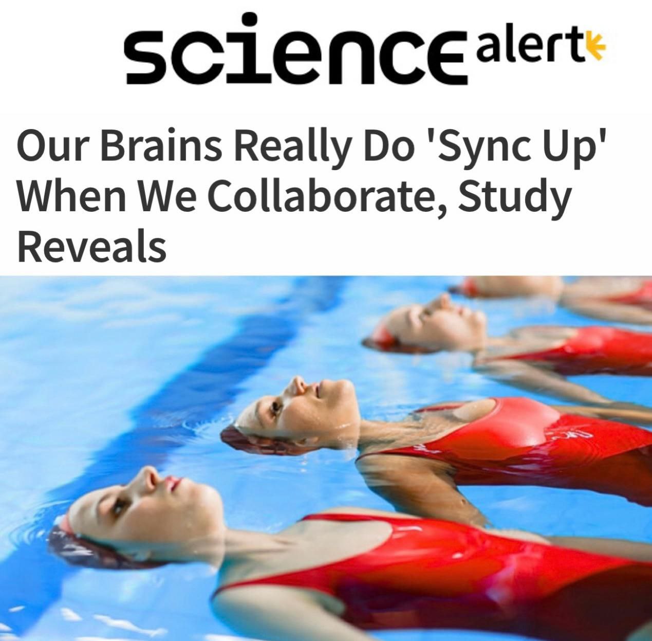Наши мозги действительно синхронизируются когда мы работаем вместе Ученые обнаружили удивительное свойство человеческого ума работая в группе люди создают один большой мозг Синхронизация возникает просто потому что люди решают одинаковую задачу или именно из за того что они работают вместе Важно что это явление в исследовании было значительно сильнее выражено у настоящих пар которые действительно сотрудничали чем у случайно подобранных ложных пар чьи результаты сопоставили только статистически даже если они выбрали похожие правила сортировки То есть два человека из разных пар могли сортировать фигуры одинаковым образом например по форме и типу узора но их мозги синхронизировались куда слабее чем у людей которые работали вместе Социальное взаимодействие играет ключевую роль в формировании нейронных представлений в мозге человека  Канал n w order