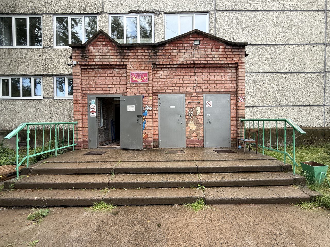 Капитальный ремонт детского сада «Улыбка» идет очень низкими темпами. При этом руководства подрядной организации, к моему большому удивлению, на объекте не обнаружил. Оказалось, что его нет не только в Онеге, но и вообще на территории Архангельской области. Жаль, что состояние объекта, которого в обновлённом виде ждут коллектив, дети и родители, совершенно не волнует тех, кто взялся привести его в порядок.  Безусловно, все меры в соответствии с законодательством будут применены к подрядчику. Главное сейчас — консолидировать усилия для того, чтобы выполнить все работы и сделать детский сад безопасным, комфортным и современным.  Здесь будут обновлены все групповые помещения и залы, заменены окна, отремонтированы системы электроснабжения, водопровода и канализации. Сейчас уже выполнены демонтажные работы, заменены окна на трёх этажах, начались малярные работы.  После завершения капремонта детский сад получит новую мебель для всех 12 групп, ясельную группу для детей от 2 месяцев, а также оздоровительную группу для часто болеющих детей.