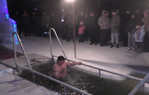 В иордань на Крещение Господне окунулись жители Приаргунского округа Жители Приаргунского округа в эту ночь могли окунуться в иордань на реке Аргунь Рассказывает Владимир Перминов