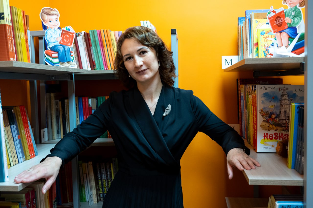 В Подмосковье подвели итоги конкурса на соискание областных литературных премий имени Роберта Рождественского и имени Михаила Пришвина В этом году творческое состязание вызвало большой интерес у авторов региона на суд жюри было подано свыше 100 работ Как сообщили в Министерстве культуры и туризма Московской области самыми активными стали литературные объединения городских округов Ленинский Кашира Красногорск и Балашиха На премию имени Роберта Рождественского присуждаемую за поэтические произведения поступило 57 заявок а на премию имени Михаила Пришвина 45 Особенно ярко в поэтическом конкурсе проявил себя Серпухов Лауреатом премии имени Рождественского в номинации Поэтический дебют стала Наталия Силаева с книгой Победа за нами Еще одна жительница Серпухова Екатерина Владимирова была отмечена дипломом в номинации Зрелое перо за свой сборник Поэзия военного времени Премия имени Роберта Рождественского традиционно вручается за произведения воспевающие героическую историю страны и любовь к России и Подмосковью что и отразили в своем творчестве новые лауреаты Фото из личного архива Наталии Силаевой serpuhov live