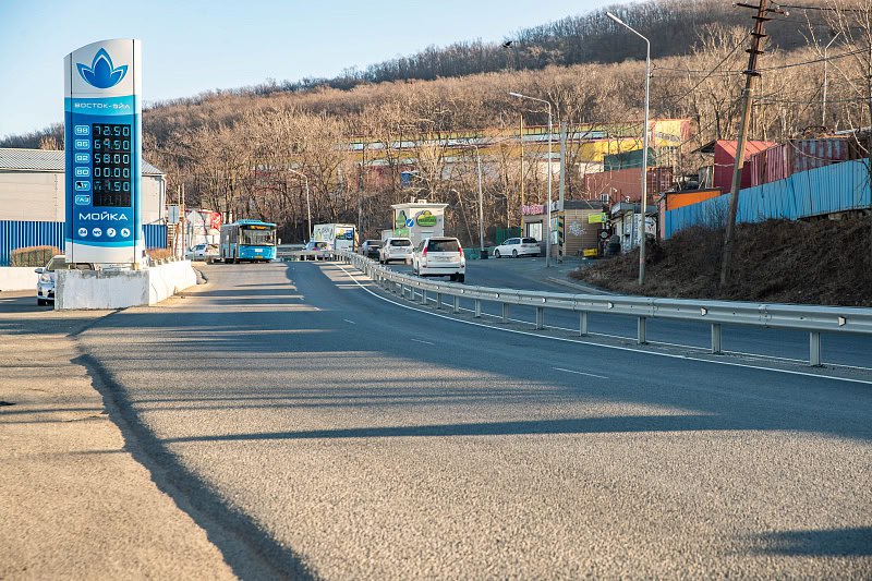 От пересечения улиц Выселковой и Лоскутова  поворот на «Китай-город»  до перекрёстка Анны Щетининой – Выселковая – Днепровская завершили установку лееров.    «Ранее на данном участке достаточно часто фиксировались дорожно-транспортные происшествия. Чтобы обезопасить движение, было принято решение оборудовать этот участок улицы Выселковой леером. Это позволит избежать выезда транспорта на встречную полосу и, следовательно, снизить число аварий», – прокомментировали специалисты управления дорог администрации Владивостока.  Только вот автомобилисты не очень довольны таким решением. Сегодня на данном участке произошло ДТП, обе полосы оказались заблокированы, а объехать по встречной из-за лееров не было возможности. По итогу собрался крупный затор.  Фото: администрация Владивостока