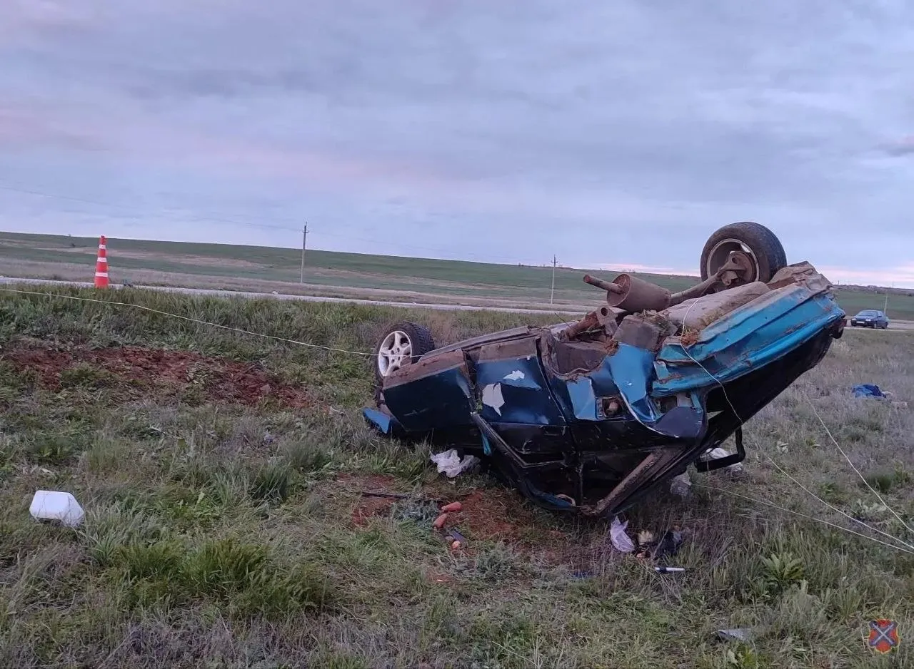 Двое человек погибли и двое пострадали в автокатастрофе в Ольховском районе По данным ГУ МВД России по региону в 18 00 27 апреля на 102 километре трассы Фролово Ольховка Липовка 57 летний мужчина лишенный водительских прав не справился с управлением и съехал в правый по ходу движения кювет Затем ВАЗ 21120 опрокинуло Водитель и пассажир от полученных травм скончались на месте Еще двое человек госпитализированы Подписаться Перейти на сайт MAX