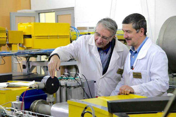 В Обнинске расширили возможности протонной терапии Протонный комплекс МРНЦ имени А Ф Цыба получил новое оборудование которое позволит лечить еще больше пациентов Протонная терапия один из самых точных и щадящих методов лечения онкологических заболеваний Она воздействует на опухоль с помощью протонов частиц с положительным зарядом Такой подход минимизирует повреждение здоровых тканей и особенно важен при лечении опухолей расположенных рядом с жизненно важными органами Благодаря разработке и внедрению специального стола для горизонтального облучения перечень заболеваний подходящих для такого лечения расширится рассказал Игорь Гулидов заведующий отделом протонной и фотонной терапии МРНЦ имени А Ф Цыба доктор медицинских наук Это позволит помочь еще большему числу пациентов получить высокотехнологичную помощь Фото НМИЦ радиологии Минздрава России