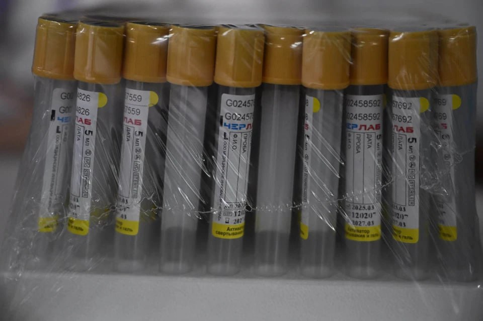 Донор с вызывающей рак мутацией стал отцом 200 детей подробности шокирующей истории Согласно результатам исследования лишь малая часть детей унаследовавших мутацию избежит рака в течение жизни Европейский банк спермы Дании ставший непосредственным участником инцидента выразил пострадавшим глубочайшее сочувствие Сам мужчина успешно прошел проверку на пригодность к донорству и был признан здоровым Однако ДНК в некоторых его клетках мутировала ещё до его рождения Впервые мужчина сдал свой генетический материал в 2005 году На протяжении следующих 17 лет он был донором Мутации повредили ген TP53 который играет решающую роль в предотвращении рака и препятствует делению клеток с мутированной или повреждённой ДНК Поражены оказались около 20 его сперматозоидов Европеец стал биологическим отцом как минимум 197 детей Это число может быть заниженным поскольку данные еще не получены из всех стран Подписаться на truekpru Читать нас в MAX