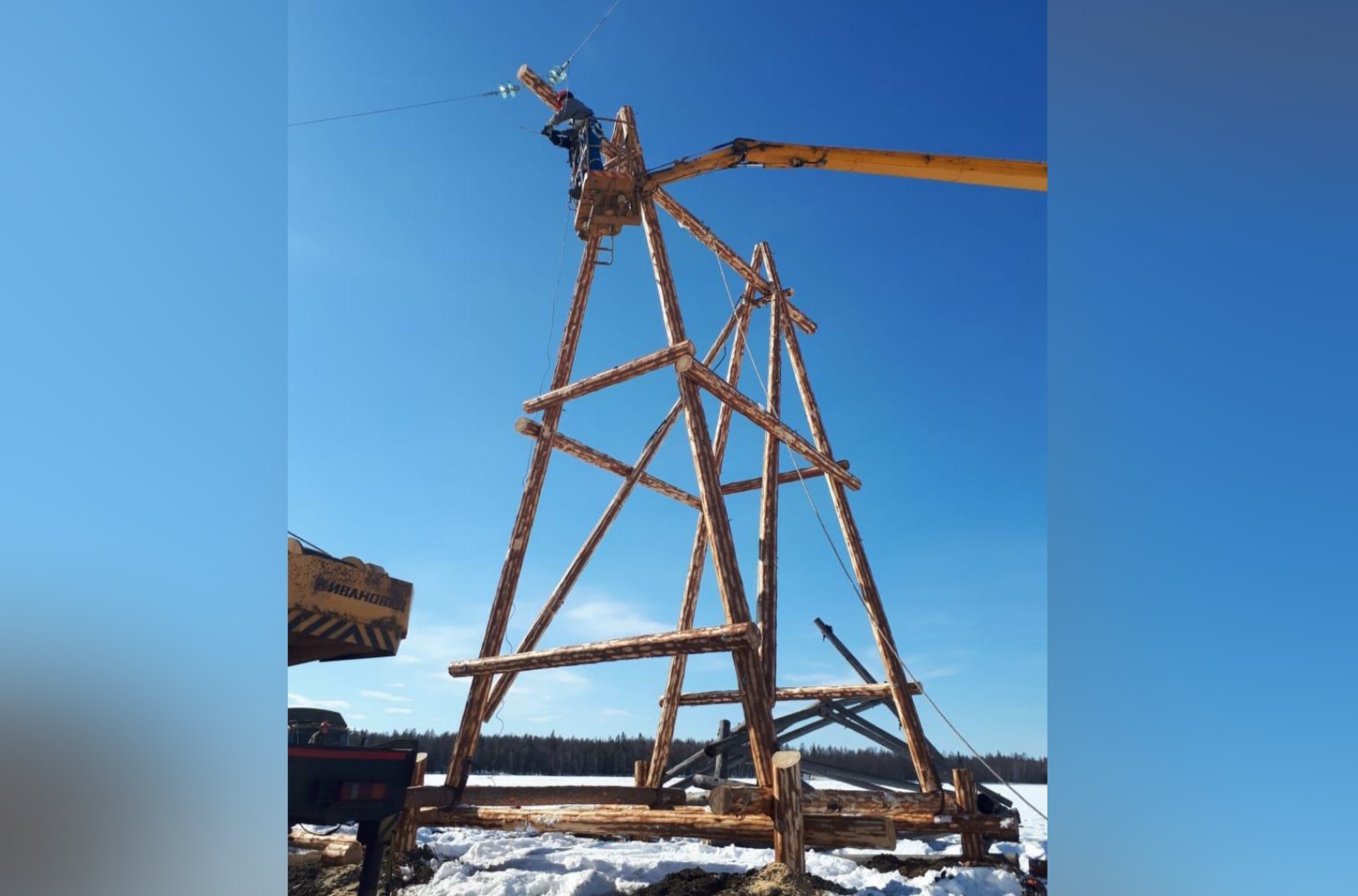 Специалисты Западных электрических сетей Якутскэнерго продолжают масштабную ремонтную кампанию в Нюрбинском районе. Работы направлены на повышение надёжности энергосистемы и предотвращение аварийных ситуаций. В соответствии с годовым графиком ремонтов, энергетики продолжают работы по техническому обслуживанию и модернизации сетевого хозяйства. В настоящее время ведутся плановые ремонты на подстанциях Нюрбы, включая ТП «Медгородок», «Лицей-2», «Верхняя котельная», «Скорая помощь», «Банк», «Пионерская», «Аммосова», «Карьерная». На 28 мая запланирован ремонт трансформаторного оборудования подстанции 35 кВ «НДЭС». «В летний период 2025 года запланированы ремонтные работы на подстанциях «Убоян» и «Сайылык», а также на линиях 10 кВ «Птицефабрика», обеспечивающих электроснабжение микрорайонов Вертолетка и Молодёжка, и линии 6 кВ «Энергетик» в районе аэропорта. Помимо этого, предстоит провести ремонт более 10 километров распределительных сетей. Потребителей Нюрбинского района просим с пониманием отнестись к неудобствам, связанным с временными ограничениями электроснабжения. Проводимые работы позволят существенно повысить надёжность энергоснабжения и минимизировать риск внезапных отключений в будущем», – отметил начальник Нюрбинского РЭС Александр Егоров. Подробнее здесь Присоединяйтесь #Якутскэнерго #РусГидро #Нюрба #Нюрбинскийрайон