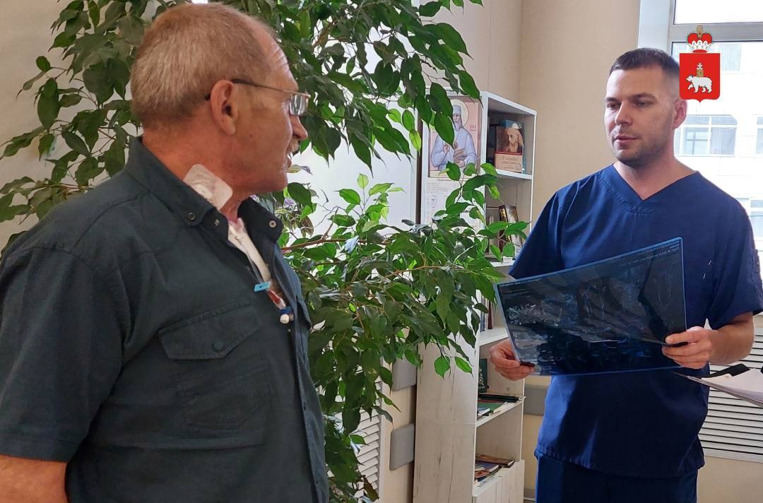 Пермские хирурги провели одну из сложнейших операций на сердце.  В Пермском кардиодиспансере шестидесятилетнему мужчине  провели операцию Дэвида, сообщает группа краевого правительства ВК. Пациента привезли в больницу с тяжелой патологией сердечно-сосудистой системы. Если бы специалисты не приняли срочное решение оперировать, человек мог умереть.  Сначала хирурги выбирали между двумя методиками – Бенталла и Дэвида, но остановились на второй. Она является одной из самых технически сложных операций в аортальной хирургии.  Теперь мужчина чувствует себя нормально. Пациента выписали после нескольких недель реабилитации. Врачи будут наблюдать за его здоровьем уже амбулаторно.