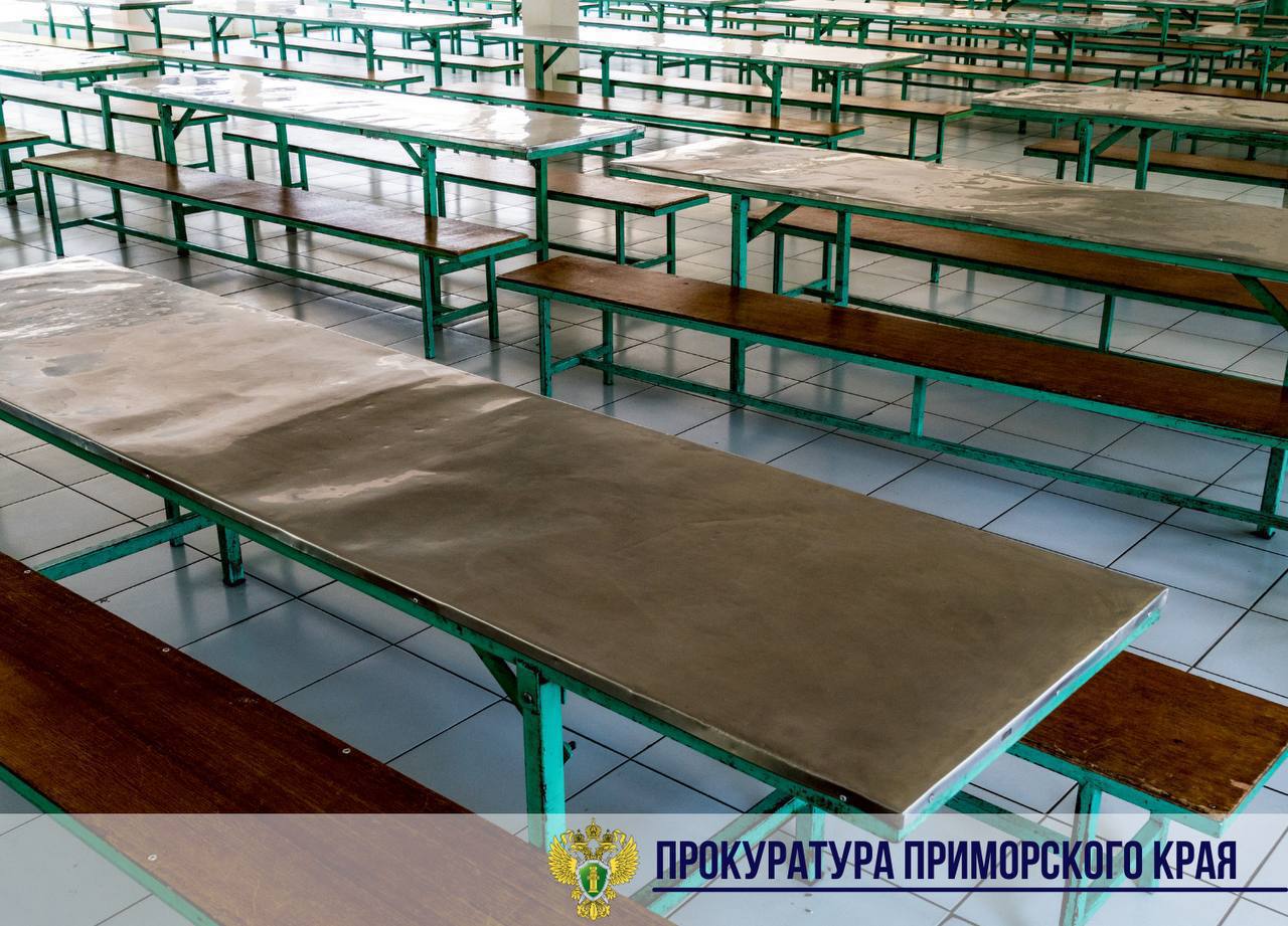 Виновным в заражении школьников туберкулезом изменили наказание на реальный срок Ранее суд назначил ограничение свободы предпринимателю и его работнику, из-за которых 12 школьников Дальнегорска заразились туберкулезом. Тогда прокуратура обжаловала приговор в связи с чрезмерной мягкостью наказания. Сегодня же индивидуальному предпринимателю назначили 1 год 10 месяцев лишения свободы, а работнику пищеблока — 1 год 6 месяцев. Они будут отбывать наказания в колонии-поселении. Источник: