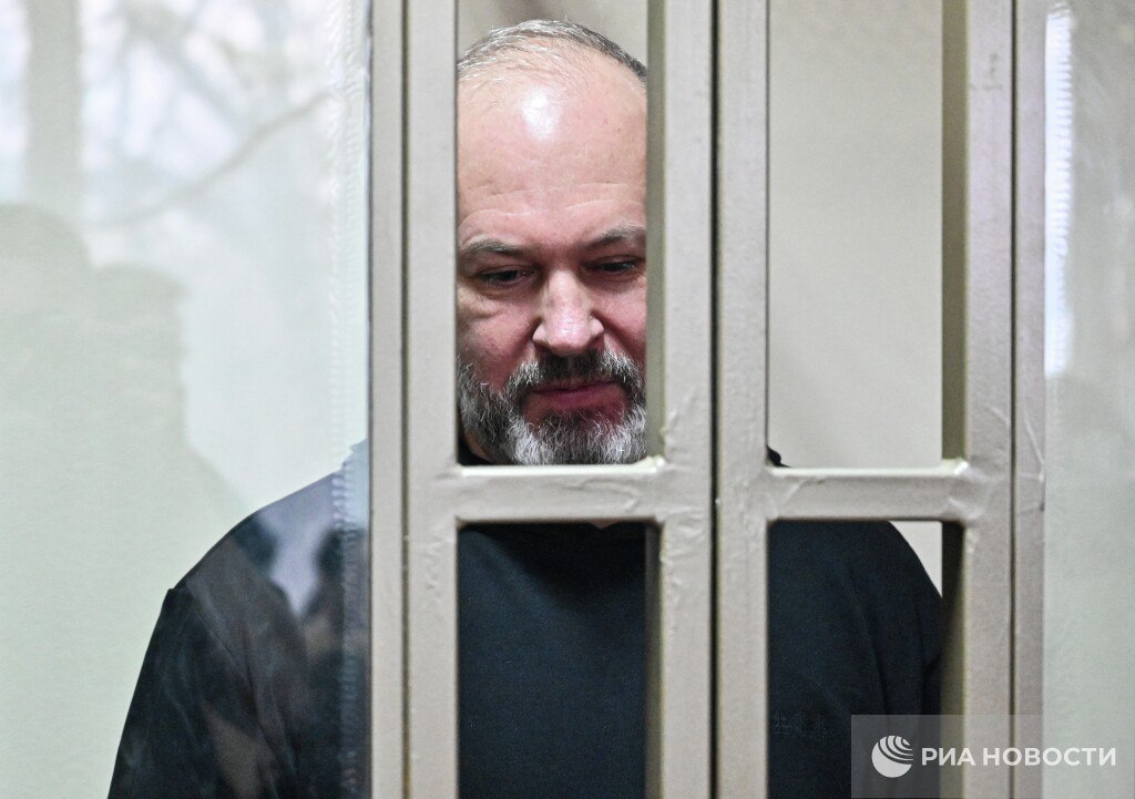 Суд приговорил к 13 годам экс замгубернатора Ростовской области Виталия Кушнарева по делу о взятках и хранении оружия Кушнарев по версии следствия требовал от одной компании 95 млн рублей за беспрепятственную приемку работ Кроме того в 2024 м он незаконно приобрел пистолет и патроны и хранил их у себя дома Подписаться на РИА Новости