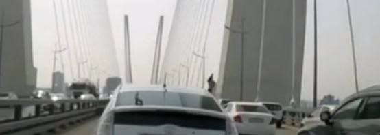 Полиция проверяет информацию об инциденте на Золотом мосту во Владивостоке В ходе мониторинга социальных сетей полицейские обнаружили публикацию о том, что во время движения по Золотому мосту из окна автомобиля Тойота Приус неизвестный гражданин продемонстрировал предмет, конструктивно похожий на пистолет. По данному факту полицейские проводят проверку. Устанавливается личность гражданина и обстоятельства произошедшего. По результатам проверки будет принято законное и обоснованное решение.