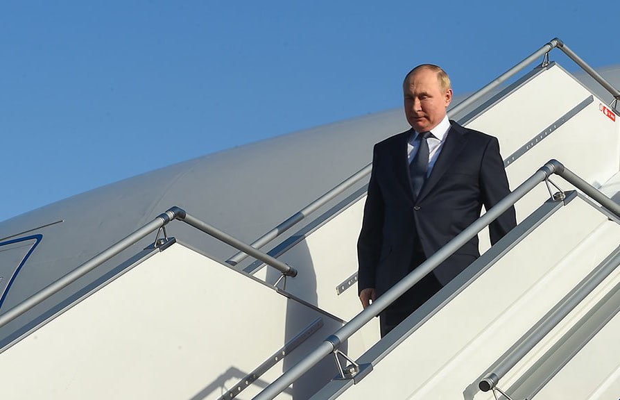 Путин совершит визит в Китай в конце августа - начале сентября Об этом журналистам сообщил помощник президента РФ Юрий Ушаков. На переговорах с Си Цзиньпином, которые состоятся 8 мая, лидеры обсудят в том числе Украину и отношения с США, а также экономику. 8 мая российский и китайский лидеры подпишут два совместных заявления, в том числе по стратегической стабильности, а после этого выступят перед журналистами.