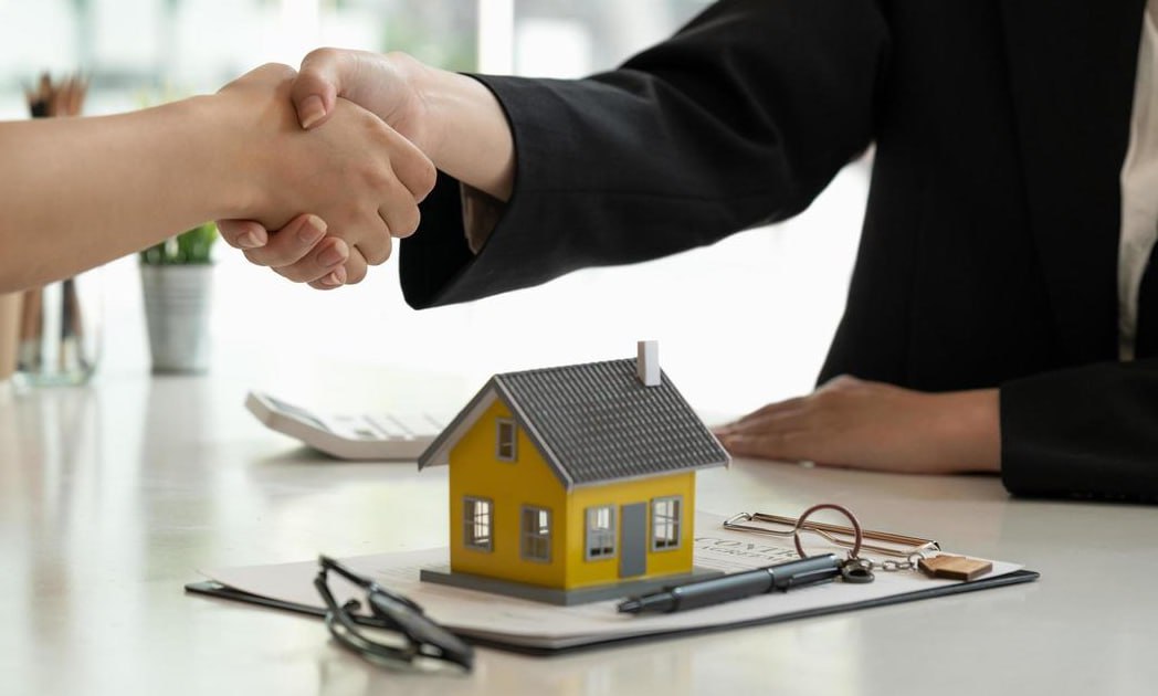 Порог контроля сделок с недвижимостью предложили поднять до 75 млн рублей Росфинмониторинг предлагает для банков увеличить до 75 млн рублей либо в иностранной валюте эквивалентной 75 млн рублей порог суммы по сделкам с недвижимостью при превышении которого кредитные организации обязаны направлять сведения об операции в финразведку Для организаций оказывающих посреднические услуги при сделках купли продажи недвижимости предлагается установить порог в 5 млн рублей fatcat18