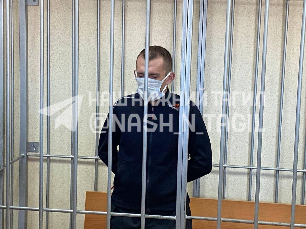 Владимира Александрова, подозреваемого в убийстве 11-летней девочки в Нижнем Тагиле, обвиняют в новом преступлении Помимо убийства 11-летней девочки, сопряжённого с изнасилованием, ему предъявлены обвинения в изнасиловании и незаконном лишении свободы 21-летней девушки. По версии следствия, 5 августа 2024 года Александров, находясь в состоянии алкогольного опьянения, обманным путём завёл к себе в комнату 21-летнюю знакомую с психическим расстройством, где изнасиловал и удерживал в течение четырёх часов. Спустя несколько недель, 30 августа, Александров заманил в свою комнату 11-летнюю Настю, где изнасиловал её, а затем задушил в подвале общежития. Всего Александрову вменяются четыре статьи УК РФ. Ему грозит пожизненное лишение свободы. Напомним, что 40-летний участник «СВО» Владимир ранее был многократно судим за различные преступления, начиная с 2006 года. Фото: URA.RU Новости Екб тут