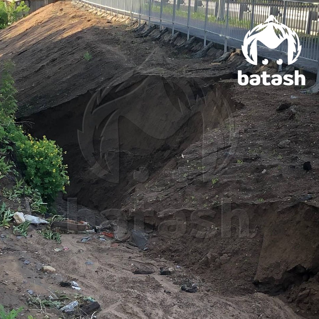 Жёсткий ливень размыл новую дорогу на Рыленко в Уфе. Местные рассказали, что поток воды с Амантая по оврагу хлынул вниз, смывая с собой землю. Говорят, подобное уже случалось в прошлом году. Проблему ещё не устранили.