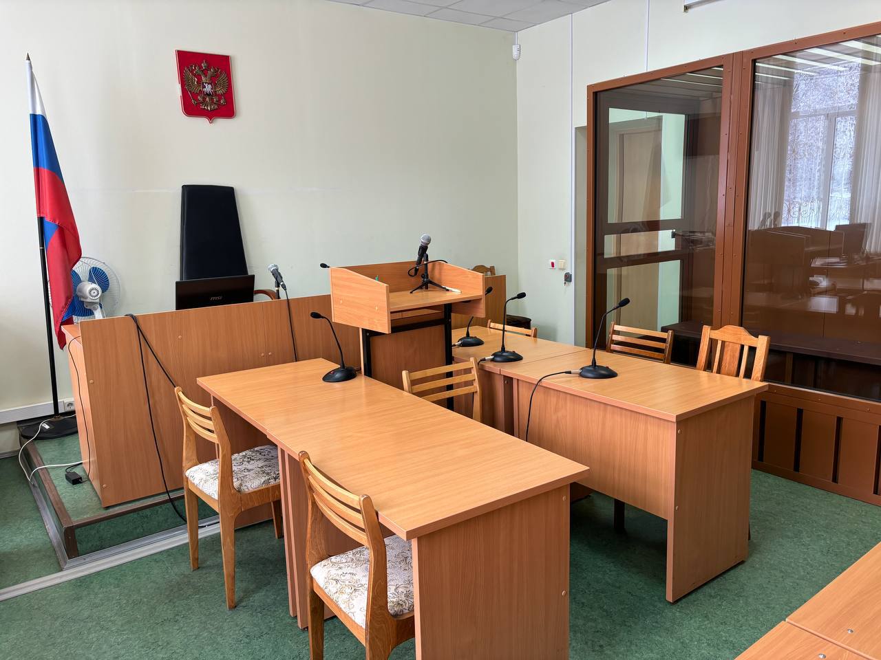 Индивидуальный предприниматель осужден за дачу взятки в особо крупном размере Котласский городской суд согласился с позицией государственного обвинения и признал индивидуального предпринимателя виновным по ч 5 ст 291 УК РФ дача взятки должностному лицу лично и через посредника совершенная в особо крупном размере В судебном заседании установлено что обвиняемый осуществляя предпринимательскую деятельность по строительству инженерных коммуникаций для водоснабжения и водоотведения газоснабжения с апреля 2023 года по декабрь 2024 года желая получить прибыль от заключаемых с МП Горводоканал на системной основе договоров на выполнение работ по прокладке инженерных сетей также за последующую беспрепятственную приемку работ по договорам которые будут заключены с МП Горводоканал и оплату выполненных работ лично и через посредника передал директору предприятия взятку в виде денег в общей сумме более 3 5 млн рублей Уголовное дело возбуждено по материалам оперативно розыскной деятельности РУФСБ России по Архангельской области В ходе рассмотрения дела подсудимый свою вину признал  Приговором суда ему назначено наказание в виде штрафа в размере 2 2 млн рублей с рассрочкой его выплаты на 3 года 7 месяцев