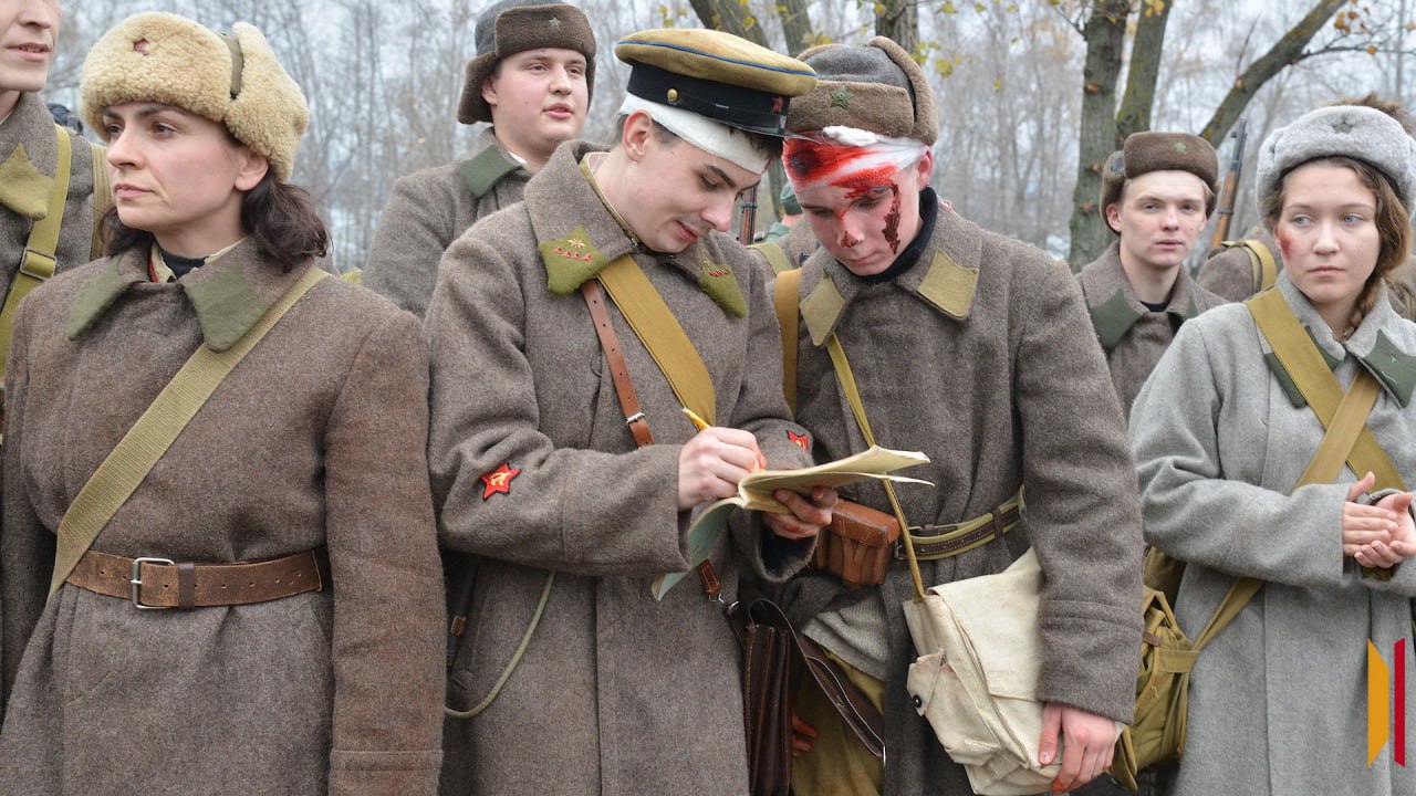 Военно историческую реконструкцию Битва за Воронеж проведут на Петровской набережной Гостям и жителям города покажут наступление Красной Армии с Шиловского и Чижовского плацдармов в январе 1943 года которое завершилось освобождением города В реконструкции примут участие более 200 актеров и 12 единиц легендарной военной техники Катюши Сорокопятки танков Т 34 Т 70 Дополнится все работой интерактивных площадок полевой военкомат военный кинозал медицинский фронтовой сортировочный центр узел связи лагерь бойцов оружейная мастерская Будет работать полевая кухня Мероприятие пройдет 25 января в 11 часов на третьей очереди Петровской набережной Мы всегда на связи в Мах