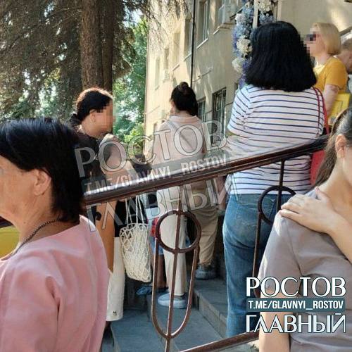 Ростовчан эвакуировали из взрослой и детской поликлиник на Сержантова В Telegram-канале «РОСТОВ ГЛАВНЫЙ» сообщают об эвакуации взрослых и детских поликлиник на улице Сержантова. По словам очевидцев, сначала пациентам объявили о пожаре, а позже сообщили, что на месте работают кинологи. В полиции пока не дали официальных комментариев. Подробнее уточняется.