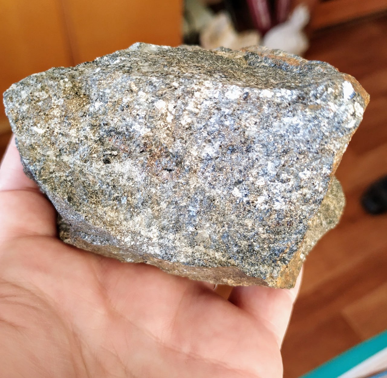 В Мурманской области впервые обнаружено месторождение золота Как сообщает РБК со ссылкой на пресс службу Федерального агентства по недропользованию запасы обнаруженного в прошедшем году по результатам разведочных работ Оленинского месторождения оцениваются в 5 8 тонн золота и 8 5 тонн серебра Оленинское месторождение золота расположено в Ловозерском районе в 50 км к северу от села Ловозеро и в 40 км к югу от Серебрянской ГЭС на реке Вороньей Рудопроявления золота здесь были обнаружены еще в конце 1960 х теперь месторождение официально поставлено на государственный баланс после чего может решаться вопрос о начале его промышленной разработки Источник фото