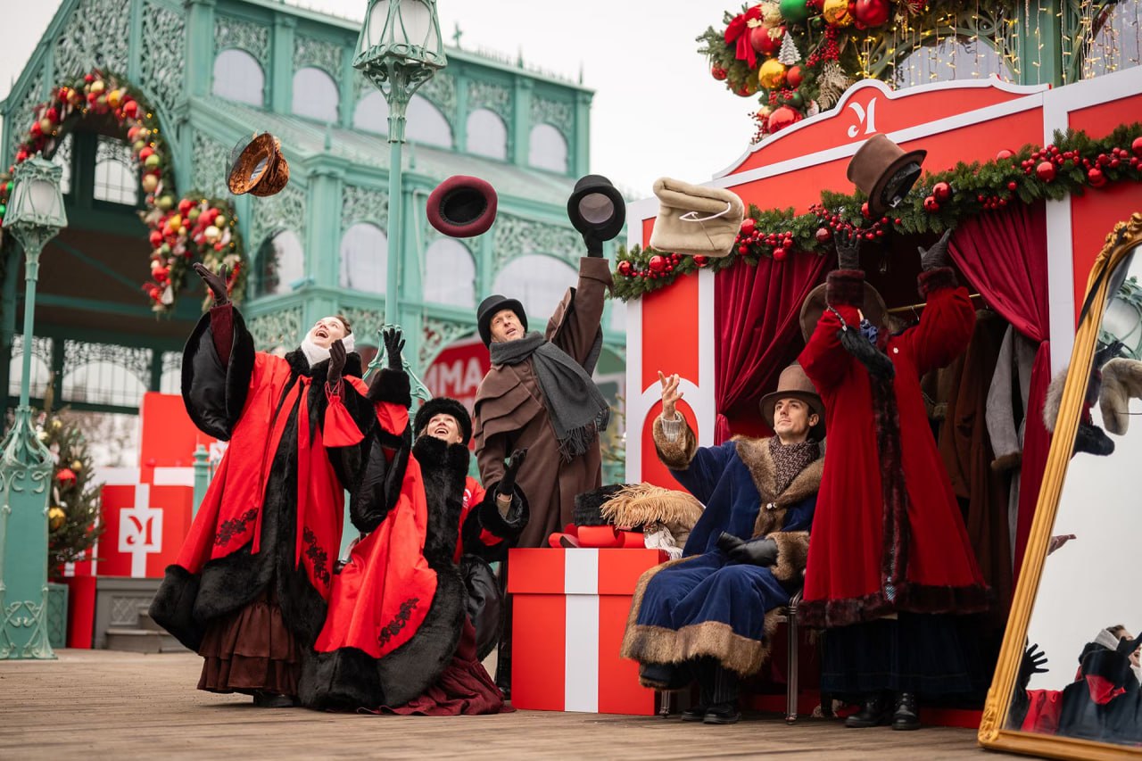 В столице проходит фестиваль Усадьбы Москвы который объединил 15 имений и особняков За эту зиму здесь состоится более тысячи мероприятий от экскурсий до поэтических чтений и лекций В числе прочего можно будет Узнать о жизни Льва Толстого в Москве Усадьбу Хамовниках Толстой приобрел в 1882 году и провел здесь 19 зим создав более 100 произведений Сегодня двухэтажный деревянный дом хранит свыше пяти тысяч подлинных экспонатов По выходным до конца февраля вместе с фестивалем Усадьбы Москвы можно посетить экскурсию по музею чтобы узнать о жизни Толстых в Москве конца XIX века и поближе познакомиться с философией писателя Познакомиться с бытом Романовых в Коломенском Коломенское флагманская площадка фестиваля По выходным здесь проходят экскурсии на которых можно не только освежить в памяти историю первых Романовых и полюбоваться дворцом Алексея Михайловича но и узнать как была устроена повседневная жизнь русских царей XVII века Кроме того гости фестиваля смогут попробовать чай Москва из дровяного самовара Больше мероприятий в материале Фото пресс служба фестиваля Усадьбы Москвы snobru