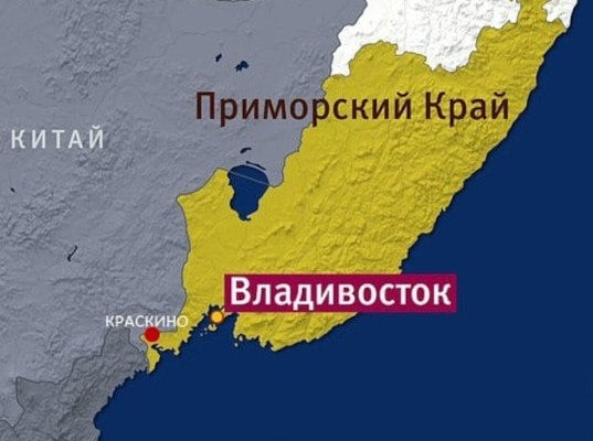 Проект создания белорусского порта в Приморском крае временно откладывается из-за финансовых сложностей, вызванных высокой ключевой ставкой Банка России. Губернатор Приморского края Олег Кожемяко заявил, что высокая ставка увеличивает стоимость финансирования и может повлиять на инфраструктуру и стоимость транзита, что делает проект менее рентабельным в текущих условиях.   Кожемяко подчеркнул, что проект остается в планах, и его реализация будет возобновлена, когда ключевая ставка снизится до более приемлемого уровня. Ожидается, что это может произойти в конце 2025 — начале 2026 года.   Проект продолжает обсуждаться с партнерами из Беларуси и Китая, и все стороны заинтересованы в его реализации.