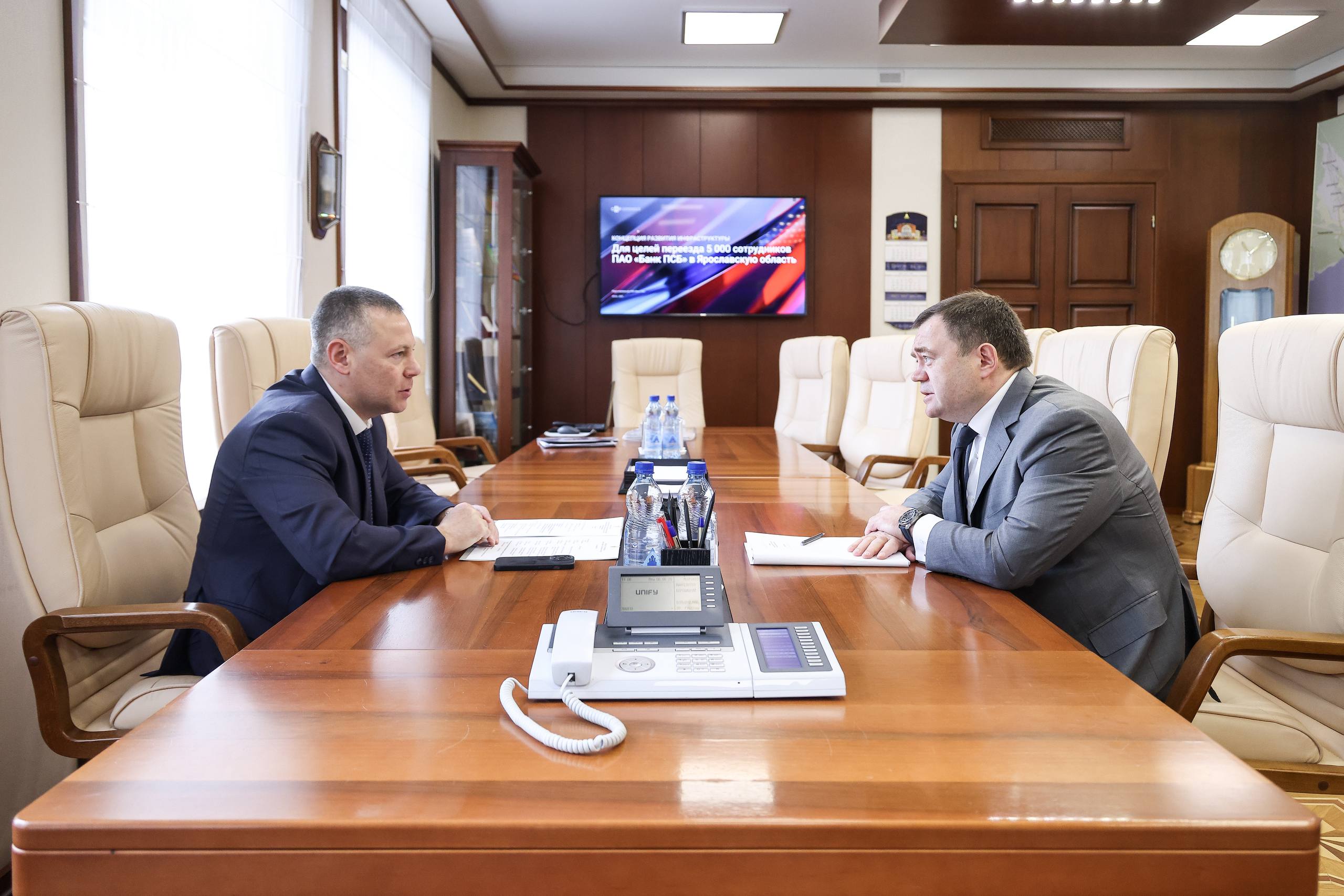 ПСБ становится ближе к жителям Ярославля Сегодня председатель ПСБ Пётр Фрадков и губернатор Ярославской области Михаил Евраев провели рабочую встречу, на которой обсудили сотрудничество в рамках переезда банка в регион. В течение года ПСБ откроет 13 новых офисов — от Переславля-Залесского до Ростова Великого. Это будут как полноформатные отделения, так и мини-офисы в партнёрстве со «Связь.ON». Вскоре сеть банка охватит муниципальные районы области. Обсуждались планы по развитию области: в связи с релокацией более 5000 сотрудников и их семей будет создана необходимая социальная инфраструктура — школы, детские сады, медицинские учреждения. Частью этих изменений станет и новый проект — беговой центр для профессионалов и любителей в Ярославле. Соглашение о его строительстве подписали ПСБ, правительство области, мэрия Ярославля и Всероссийская федерация легкой атлетики, главой которой является Петр Фрадков. Современный комплекс с раздевалками, душевыми и всем необходимым сделает спорт доступнее. Завершилась встреча торжественным открытием обновленного офиса на улице Республиканской, 16 — это теперь новый официальный адрес ПСБ в Ярославле. ПСБ не просто переезжает — мы развиваем регион вместе с вами!