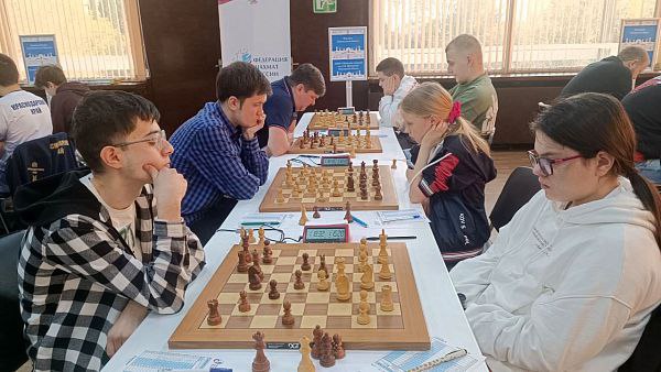 Воронежские шахматисты завоевали бронзу на Кубке России в Сочи Команда в составе Максима Попова Дмитрия Родина Егора Морозова и Армана Оганяна набрала в общей сложности 9 очков На пути к пьедесталу воронежцы одержали победы над московской Легендой юношеской сборной Сочи командой гимназии имени Е М Примакова а в заключительном туре над сборной ДНР Единственные поражения спортсмены потерпели от команд Москвы и Краснодарского края которые в итоге разделили первое и второе места Всего в борьбе за награды участвовали 13 коллективов со всей страны Подписаться на VRN Град