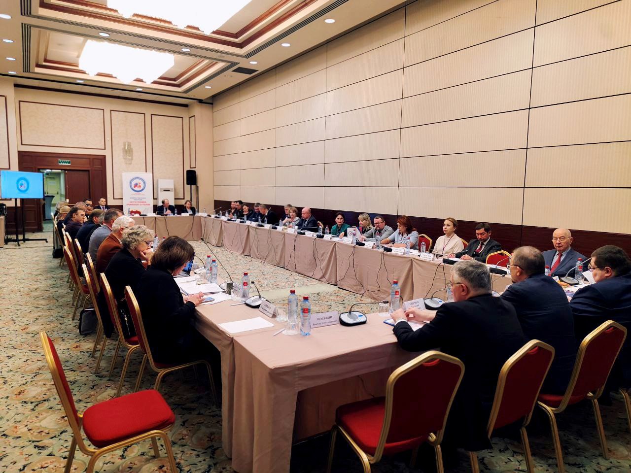 В Москве состоялось заседание Всемирного координационного совета российских соотечественников 28 октября в Москве при организационной поддержке секретариата Правительственной комиссии по делам соотечественников за рубежом ПКДСР состоялось заседание Всемирного координационного совета российских соотечественников ВКСРС Bo встрече приняли участие представители МИД России Россотрудничества Правительства Москвы Московского дома соотечественника Фонда поддержки и защиты прав соотечественников проживающих за рубежом Института Русского зарубежья Фонда международной премии мира имени Л Н Толстого и Отдела внешних церковных связей Московского Патриархата Члены BKCPC отметили активизацию работы страновых координационных советов организаций российских соотечественников выразили признательность ПКДСР под председательством Министра иностранных дел Российской Федерации С В Лаврова за содействие объединениям диаспоры в ходе осуществления Комплексного плана основных мероприятий по реализации государственной политики Российской Федерации в отношении соотечественников на 2024 2026 гг Представители русского зарубежья выразили солидарность с усилиями российского государства направленными на защиту его суверенитета и обеспечение прав и законных интересов россиян Обсудили вопросы подготовки Всемирной тематической конференции российских соотечественников 80 летие Великой Победы Сохраним историческую правду Москва 29 30 октября 2025 года Принято итоговое заявление ВКСРС о положении соотечественников в странах Прибалтики