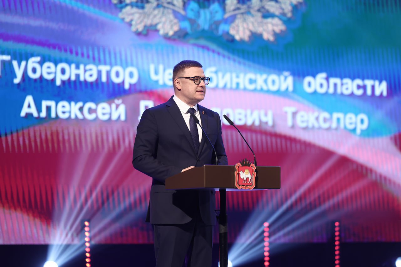 Губернатор Челябинской области Алексей Текслер поздравил строителей и вручил им награды в честь Дня строителя  Сегодня в Челябинске прошла стратегическая сессия, посвященная этому профессиональному празднику, на которой губернатор вручил награды представителям строительной отрасли.  В своем обращении Текслер подчеркнул значимость обсуждения актуальных вопросов и перспектив развития строительного сектора, который делает весомый вклад в экономику региона. В данной сфере трудятся более 170 тысяч человек, и её доля в валовом региональном продукте составляет порядка 5%. Строители активизируют развитие промышленного потенциала, а результаты их работы непосредственно сказываются на уровне жизни граждан.   «С начала этого года мы ввели в эксплуатацию 1,188 миллиона квадратных метров жилья, расселили 329 тысяч квадратных метров непригодного жилфонда и построили множество социальных объектов — школ, детских садов и медицинских учреждений. Мы продолжаем возводить значимые для региона объекты, такие как межуниверситетский кампус мирового уровня, хирургический корпус детской клинической больницы и уникальные физкультурно-спортивные комплексы. Каждый новый объект – это улучшение качества жизни для сотен и тысяч людей, возможность комфортно жить, работать, учиться и отдыхать», – отметил Алексей Текслер.  На мероприятии также прошло награждение. Губернатор вручил работникам отрасли государственные награды, включая медаль «За безупречный труд и усердие» III степени Министерства строительства и ЖКХ РФ, Почетные грамоты и Благодарности разных уровней.
