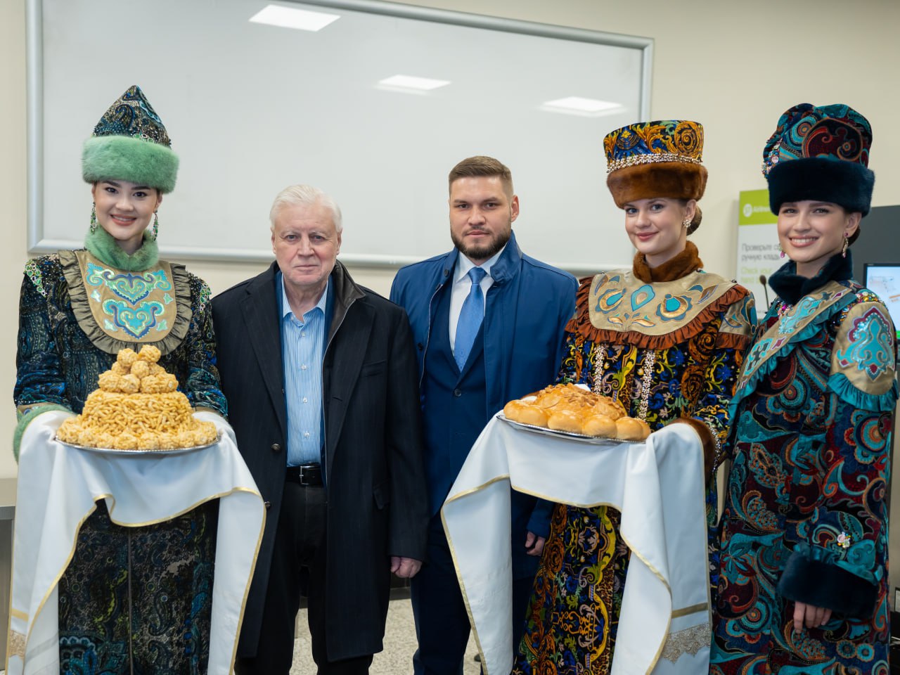 Председатель Партии СПРАВЕДЛИВАЯ РОССИЯ – ЗА ПРАВДУ, руководитель партийной фракции в Госдуме Сергей Миронов посетит с рабочим визитом Республику Татарстан.  В программе визита: участие в мероприятиях, посвященных татарскому народному празднику "Сабантуй", в торжественном открытии Всероссийского фестиваля исторической реконструкции "Элбэдэн", посещение Музея Героя Советского Союза Петра Михайловича Гаврилова, встречи с представителями ветеранских организаций и волонтёрских движений, а также с митрополитом Казанским и Татарстанским Кириллом.  В день начала Великой Отечественной войны Сергей Миронов примет участие в акции "Свеча памяти" Регионального отделения Партии СПРАВЕДЛИВАЯ РОССИЯ – ЗА ПРАВДУ, возложит цветы к Мемориальному комплексу "Вечный огонь" совместно с активом партии, волонтёрами, участниками СВО.  Дата: 21-22 июня.