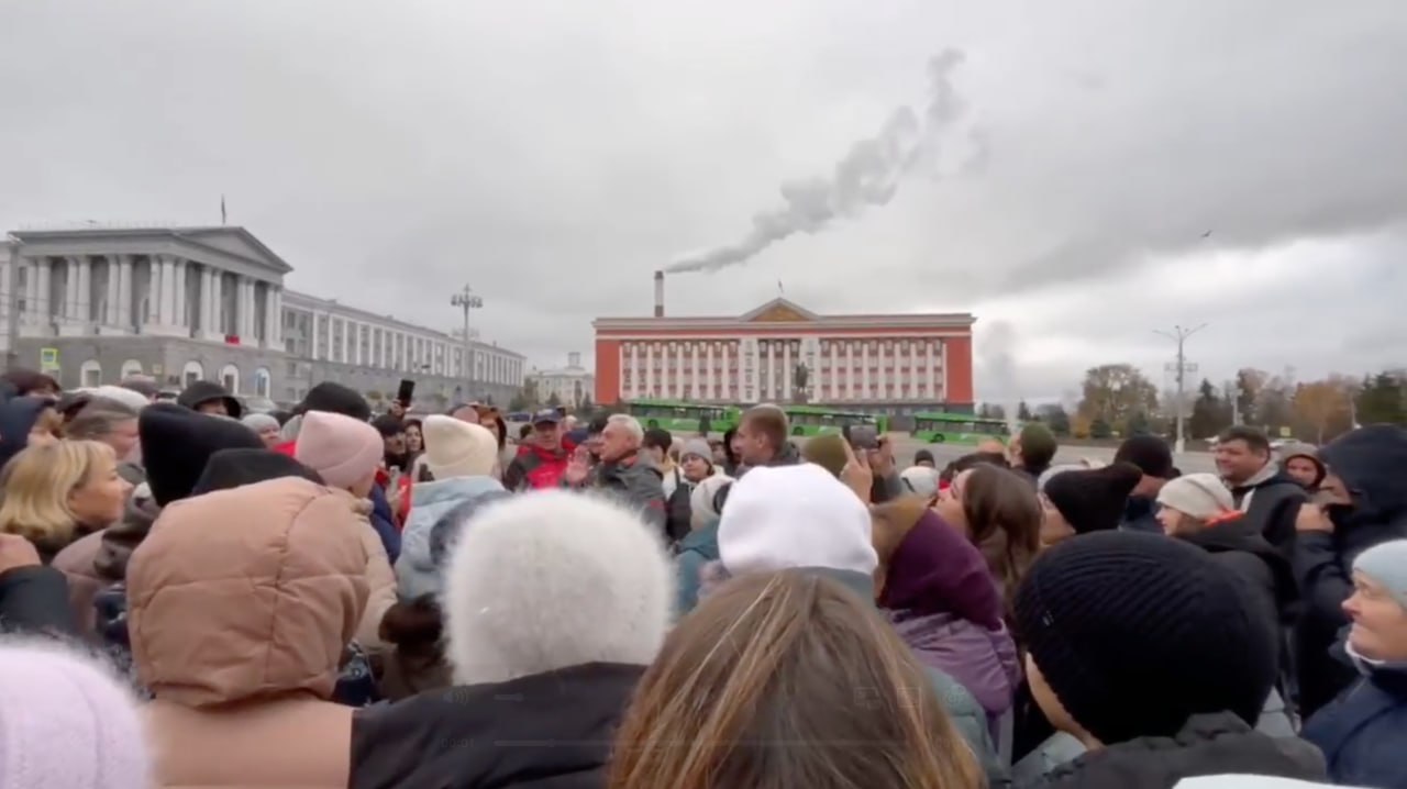 В Курской области под грифом «для служебного пользования» скрыли списки населенных пунктов, жители которых могут получить жилищные сертификаты  Омбудсмен Владимир Фирсов дважды запросил документ у областных властей, но ему отказали, сославшись на секретность, и отправил запрос в прокуратуру, настаивая на публикации данных.   «Это должен быть открытый перечень, ведь он касается тысяч людей, лишившихся дома и надежды», — заявил омбудсмен.  В ноябре более 24 тысяч заявлений на сертификаты поступили от жителей приграничных районов, чьи дома разрушены обстрелами, но власти региона выдали лишь два сертификата многодетным семьям военных.  Жители Суджанского и Большесолдатского районов выходили на митинги, а переселенцы из Глушковского района обратились к президенту с требованием включить их в программу компенсаций. Минстрой Курской области отказался расширять список, заявив, что это вызовет «отток трудоспособного населения».  Мир. Прогресс. Права человека   sakharov.live