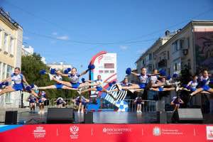 Вчера в Самаре произошло торжественное событие: открыли стелу обратного отсчета до открытия международного спортивного форума "Россия - спортивная держава". До начала мероприятия осталось 100 дней. На открытии стелы присутствовали местные жители, олимпийские чемпионы, призеры международных соревнований. "Проведение форума в Самарской области - это признание того вклада, который регион вносит в развитие спорта в России. Мы уверены, что предстоящее событие даст новый импульс развитию инфраструктуры, поддержке молодых талантов, укреплению международного сотрудничества. Готовимся по всем фронтам", - рассказал вице-губернатор региона Дмитрий Яковлев. Ожидается, что международный форум посетят несколько тысяч гостей. Самара уже начала готовиться к этому событию, например, по поручению губернатора Самарской области Вячеслава Федорищева, строят более 100 спортивных сооружений. А вы планируете посетить форум? Фотография: Максим Калинкин