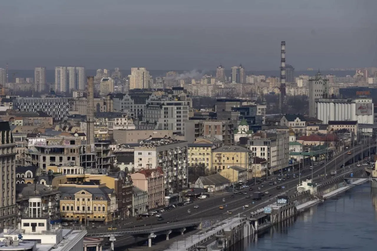 Украина заняла первое место в списке стран с наибольшим сокращением населения за последние 25 лет сообщает портал Visual Capitalist За это время население Украины сократилось на 33 или на 16 млн человек до 32 9 млн в 2025 м с 48 7 млн в 2000 году Подписаться на РИА Новости экономика