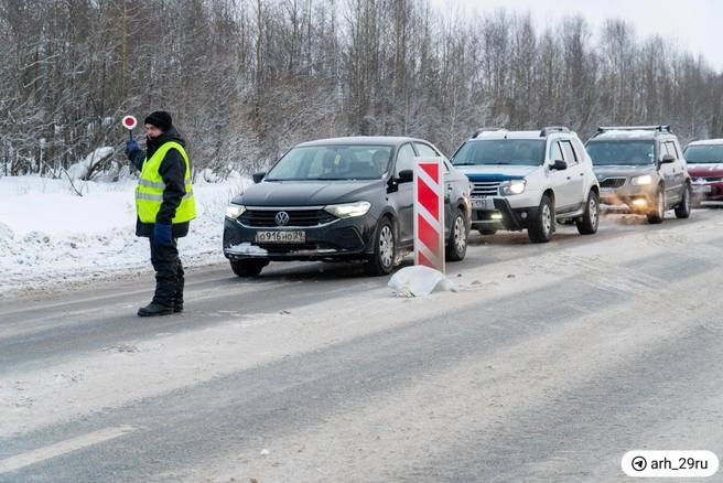 Участок у ж\д переезда на Окружном шоссе расширят до четырех полос    После реконструкции дороги этот участок остался двухполосным. В 2022–2023 годах Окружное шоссе ремонтировали за 4,3 млрд руб.  Как рассказал гендиректор ООО «Автодороги» Павел Беляев, необходимость этих работ удалось доказать федеральному заказчику. Завершены и длительные согласования с собственником переезда — ОАО «РЖД».  Работы стартуют в феврале 2025. В горадмине пообещали, что к концу года пробки на этом участке «уйдут в прошлое».