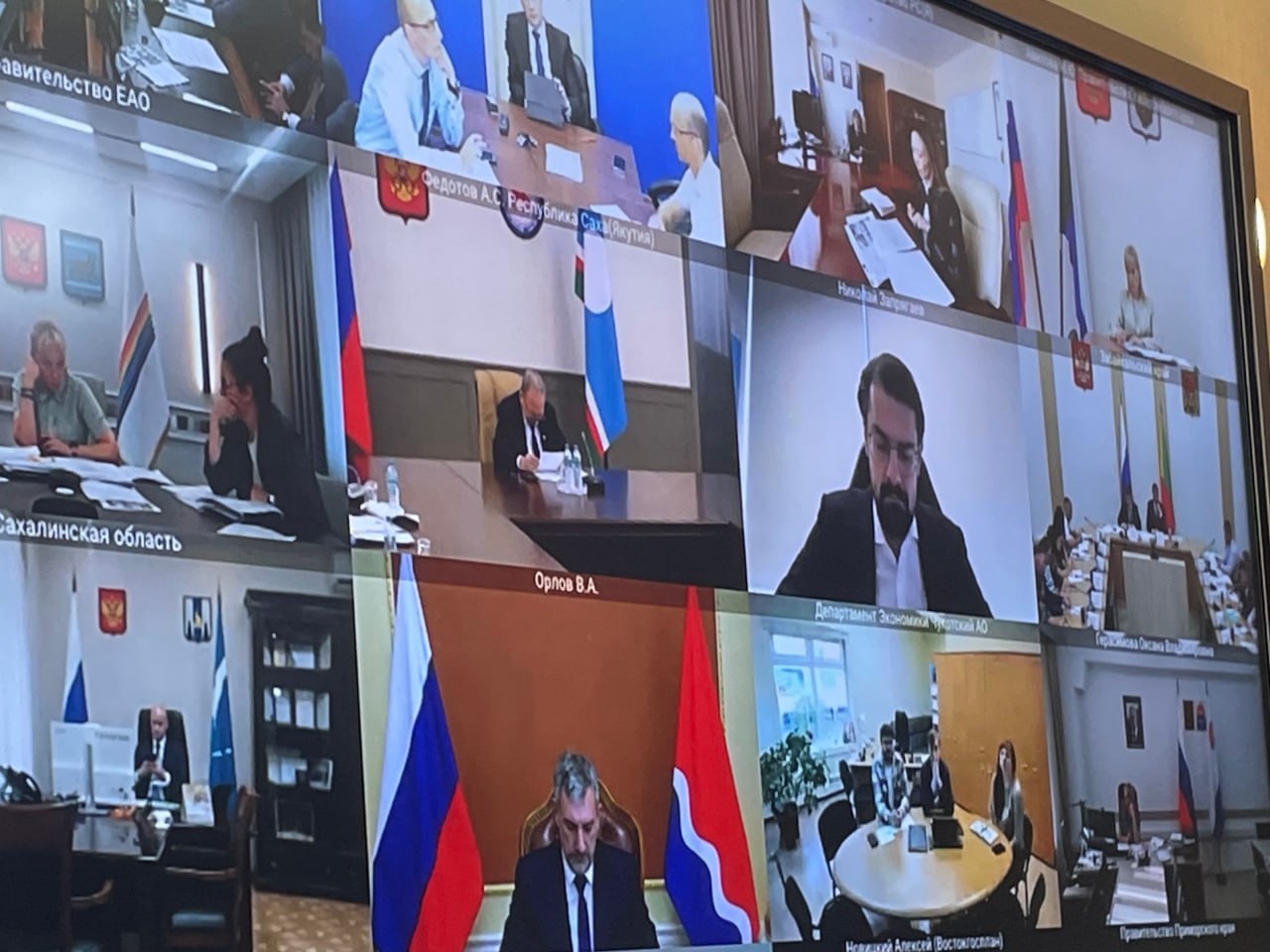 Глава Минвостокразвития Алексей Чекунков провел заседание штаба по реализации мастер-планов развития городов с участием губернаторов регионов Дальневосточного федерального округа Обсуждался ход проектов по обновлению 25 дальневосточных городов и повышению качества жизни людей. Из 875 мероприятий завершены 99, в стадии строительства находятся 220 объектов, 102 объекта проектируются. За 2 года половина объектов мастер-планов уже в активной стадии реализации. По поручению Президента проекты мастер-планов включены в 5 национальных проектов. Финансирование осуществляется через инфраструктурные кредиты, частные инвестиции и средства федеральных программ. 4 региона ДФО рассматривают выпуск народных облигаций для финансирования объектов. Минвостокразвития разработал рейтинг эффективности регионов по реализации мастер-планов, который представят на Восточном экономическом форуме во Владивостоке 3–6 сентября. Новости Правительства России