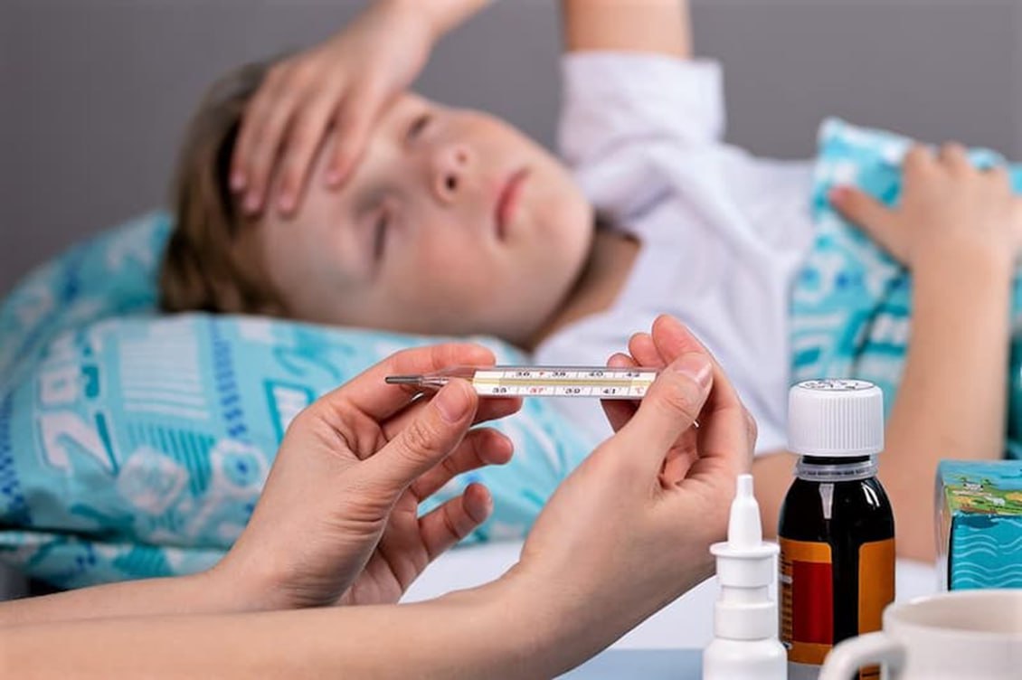 В России предложили ввести бесплатное обеспечение детей лекарствами детей в возрасте до 14 лет Уточняется что лекарства будут предоставляться при амбулаторном лечении Речь идет о препаратах из перечня жизненно необходимых и важнейших лекарственных средств которые будут выдаваться по назначению лечащего врача Такой законопроект депутаты внесут в Госдуму Сейчас право на бесплатные лекарства при лечении дома имеют дети до 3 х лет дети из многодетных семей до 6 лет По словам авторов инициативы законопроект направлен на снижение финансовой нагрузки на семьи с детьми он поможет повысить доступность медицинской помощи и снизить заболеваемость среди детей Подписаться на truekpru Читать нас в MAX