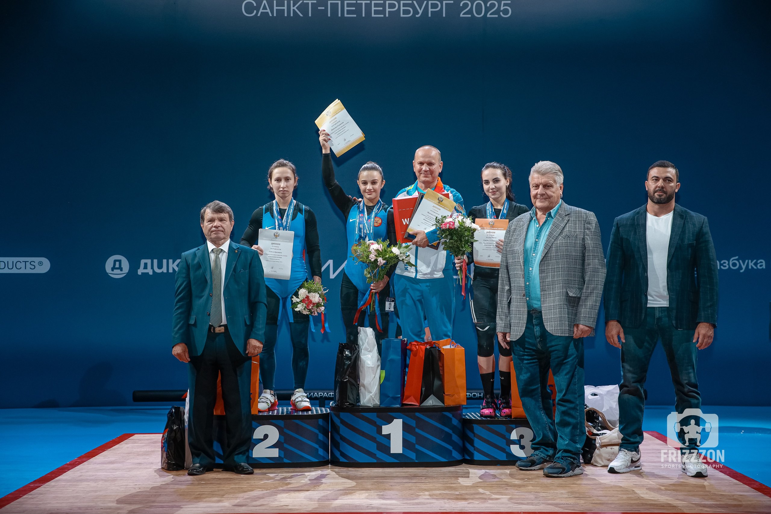 Елизавета Жаткина – чемпионка России по тяжелой атлетике  ‍   В Санкт-Петербурге проходит чемпионат России по тяжелой атлетике. В турнире принимают участие около 200 сильнейших атлетов со всей страны в 20 весовых категориях  по 10 у мужчин и у женщин .    Красноярская спортсменка Елизавета Жаткина стала чемпионкой России в весовой категории до 49 кг. Она показала лучший результат и в толчке  75 кг , и в рывке  95 кг , и, естественно, в двоеборье  170 кг . Напомним, Елизавета Жаткина стала чемпионкой России уже в третий раз подряд.   Второй в чемпионате стала Кристина Соболь из Санкт‑Петербурга, бронзу взяла Виктория Смолякова из Ставропольского края.