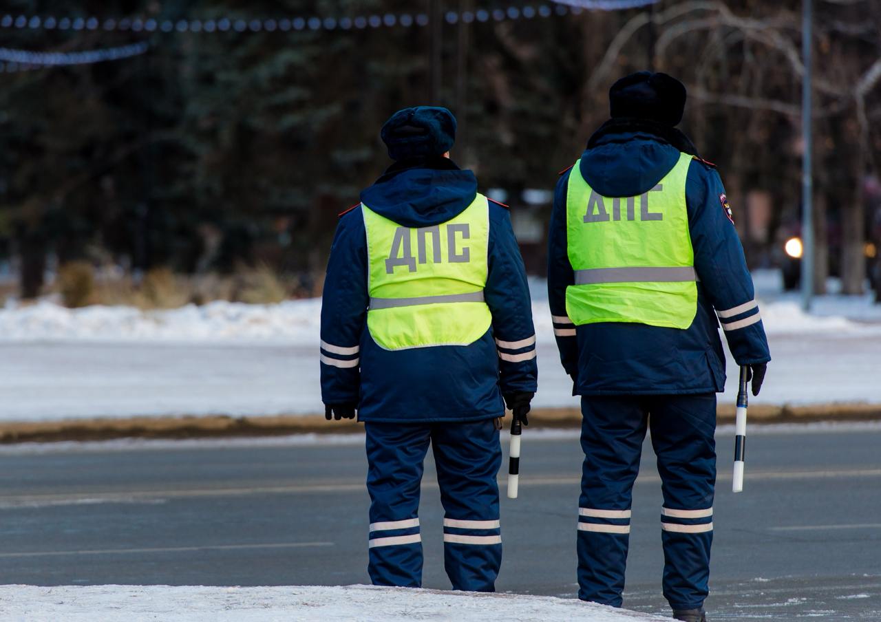 На челябинских трассах за неделю поймали почти 240 пьяных водителей  С 13 по 19 января сотрудники ГАИ остановили на трассах Челябинской области 239 водителей, севших за руль в состоянии опьянения. Из них 21 автомобилист попался на подобном нарушении повторно.   Административной ответственности не избежали 218 водителей, разъезжавших по дорогам Южного Урала подшофе и отказавшихся пройти медицинское освидетельствование. Теперь им грозит лишение прав до двух лет и штраф в 45 тысяч рублей.  Автомобилистов, которые управляли транспортом в нетрезвом виде повторно, привлекут к уголовной ответственности в соответствии со статьей 264.1 УК РФ.  — Максимальная санкция данной статьи предусматривает наказание в виде лишения свободы на срок до трех лет. По решению суда транспортное средство конфискуется в пользу государства, — прокомментировали в ГАИ.          Поддержать канал