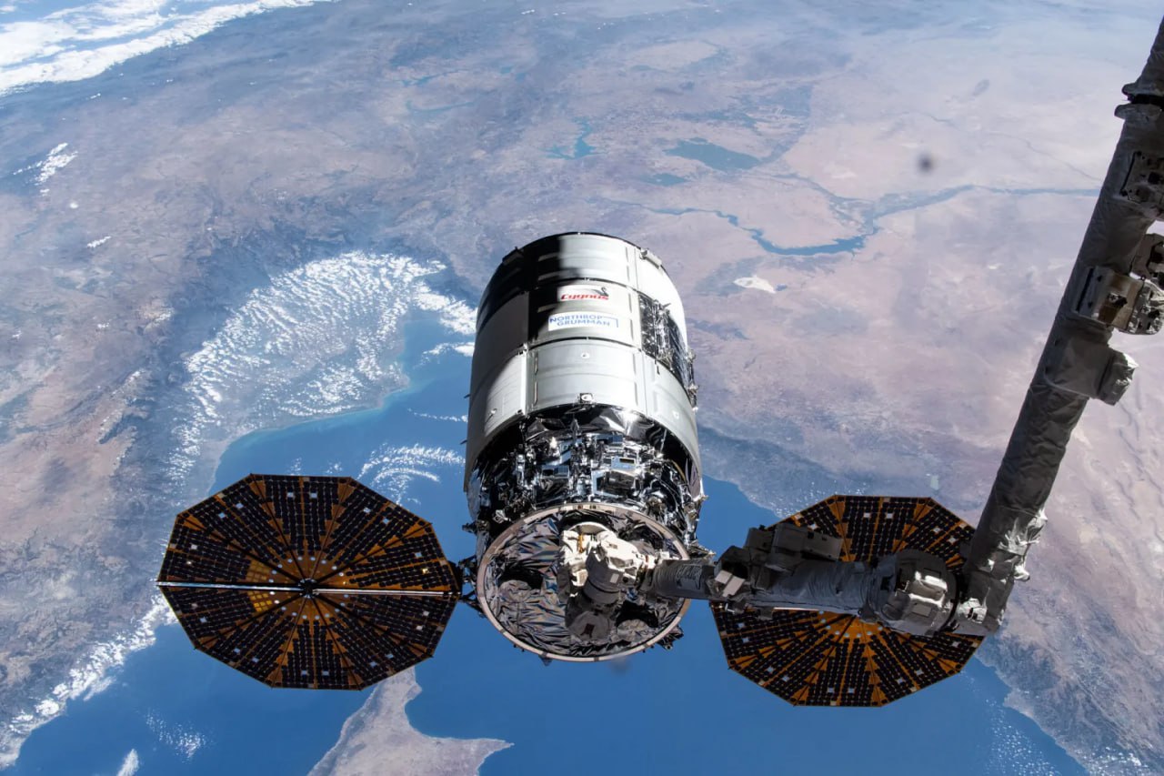 Американский космический корабль Cygnus XL с 4 5 тоннами груза не состыкуется с МКС в запланированную дату из за проблем с двигателем сообщили в NASA Новая дата стыковки еще не определена Двигатель Cygnus XL остановился раньше запланированного времени после двух включений предназначенных для повышения орбиты космического корабля сообщает агентство Согласно новому плану стыковки астронавт NASA Джонни Ким захватит Cygnus XL с помощью роботизированного манипулятора После этого космический аппарат будет пристыкован к узлу модуля Unity обращённого к Земле и останется на космической станции до марта 2026 года Космический аппарат Cygnus XL был запущен 14 сентября на ракетоносителе Falcon 9 с космодрома на мысе Канаверал во Флориде На фото аналогичный космический грузовик компании Northrop Grumman запечатленный в момент захвата роборукой 6 августа 2024 года Больше новостей тут МАХ Отправить новость